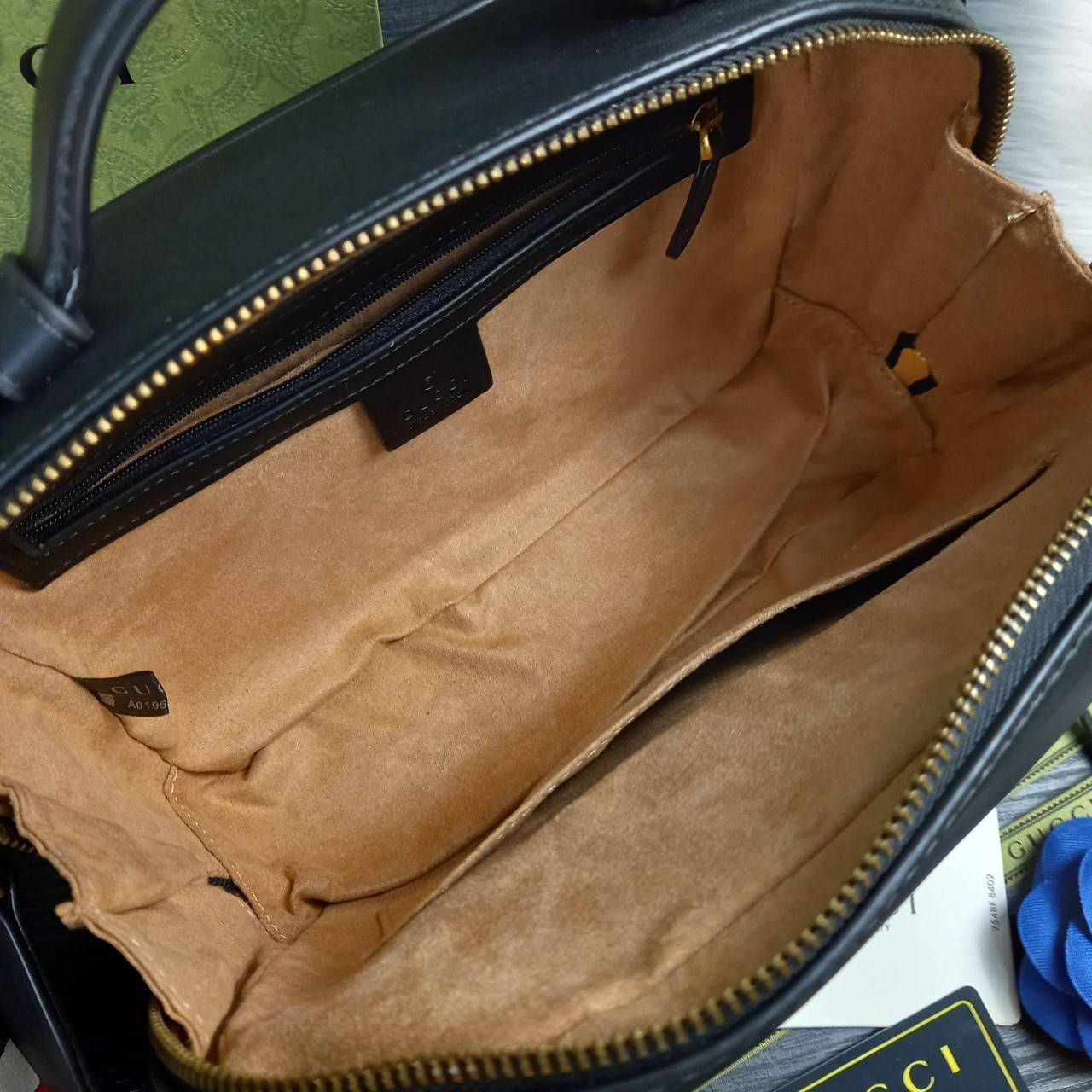 VIP GUCCI GG MARMONT TOP HANDLE SHOULDER BAG / BOLSA GG MATELASSE กระเป๋าถือ กระเป๋าสะพาย คอลเลคชั่นสุดหรู มาพร้อมสายสปอร์ตสะพายยาว สามารถปรับระดับได้ ถอดได้ เป็นอีกรุ่นที่โดดเด่นมากๆ การใช้งานคล้องตัวสุดๆ โดดเด่นด้วยโลโก้ GG ขนาดใหญ่เป็นเอกลักษณ์