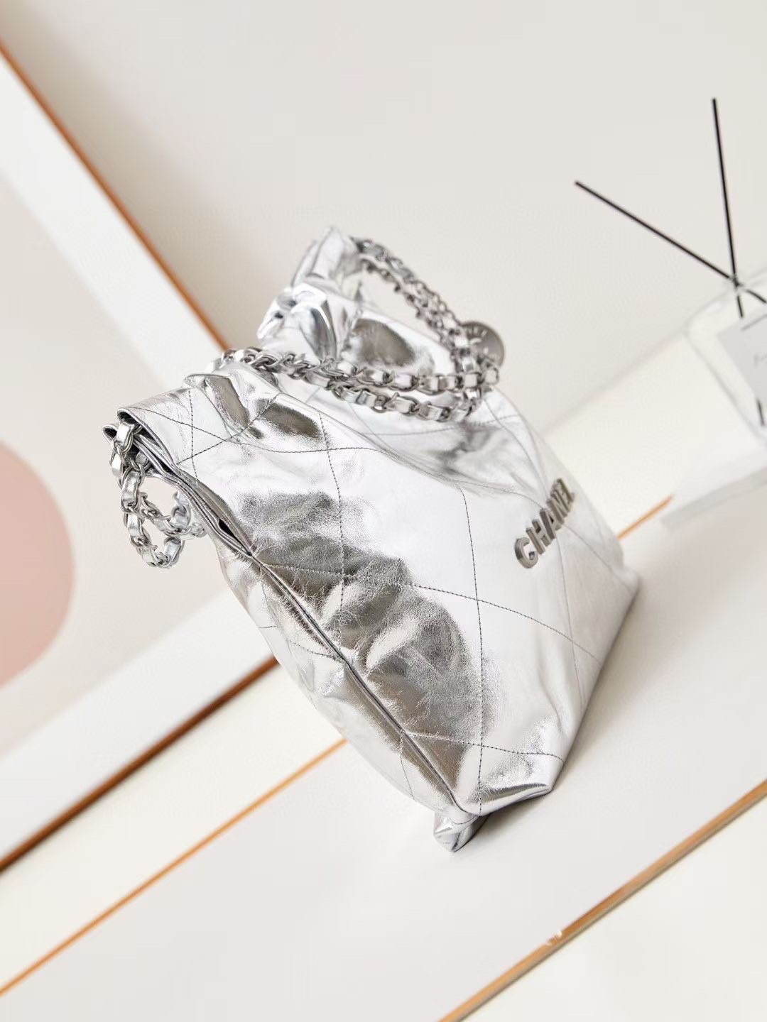 CHANEL 22 Medium HANDBAG In Metallic & Gold-Tone Metal กระเป๋าสะพายสีเมทัลลิค เกรดออริ ท็อป สลับแท้ 1:1 เกรดดีสุด ผ่านทุก ตม หนังแท้สวย ใช้งานต่างประเทศได้