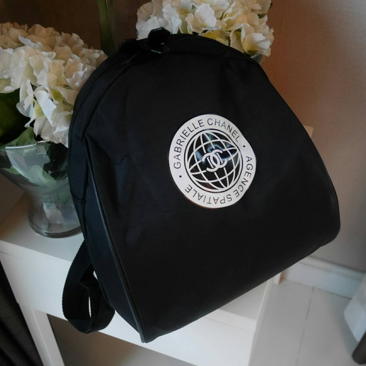 ุ่นที่หลายคนรอคอย! พร้อมส่งที่ไทยคะ CHANEL GABRIELLE VIP BACKPACK กระเป๋าเป้ดีไซน์เก๋จากงาน VIP GIFT แบรนด์ดังอย่างชาแนล ตัวกระเป๋าทำจาก NYLON เต็มใบ กันน้ำได้ ด้านในจุของได้เยอะ มีช่องซิปแยะอีกช่อง สายสะพายยาวปรับได้ ด้านหน้าสกรีนโลโก้สวยงามค้า จะสะพายทั
