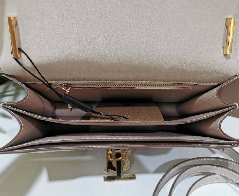 BURBERRY FRAGRANCES LEATHER CROSSBODY BAG VIP GIFT WITH PURCHASE (GWP) กระเป๋าสะพายพรีเมี่ยมกิ๊ฟรุ่นใหม่ล่าสุด Limited จาก BURBERRY Perfume DutyFree วัสดุ Canvas & Leather ลาย Vintage คอลเลคชั่นใหม่ทรงเหลี่ยมสวยหรูดูดี เปิดปิดด้วยฝาปิดสัญลักษณ์รูปTB ภายใน