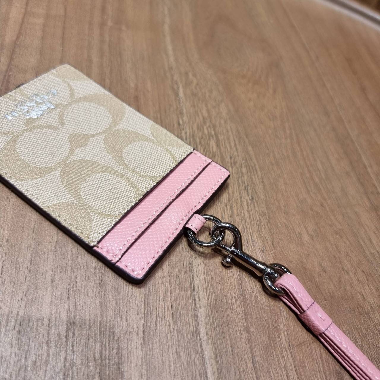 COACH ID LANYARD IN COLORBLOCK SIGNATURE CANVAS ง่ายๆแบบไม่ธรรมดา!! คลาสสิคแต่มีดีเทลโดดเด่น!! กระเป๋าถนอมบัตร พร้อมสายคล้องคอ ดีไซน์ลวดลายสวย ดูดีทุกแบบ ใช้งานง่าย พกพาสะดวก จะใส่บัตรพนักงาน บัตรเครดิต บัตรปชช. ใบขับขี่ และบัตรอื่นๆที่อยากจะใส่!! ตามใจไป