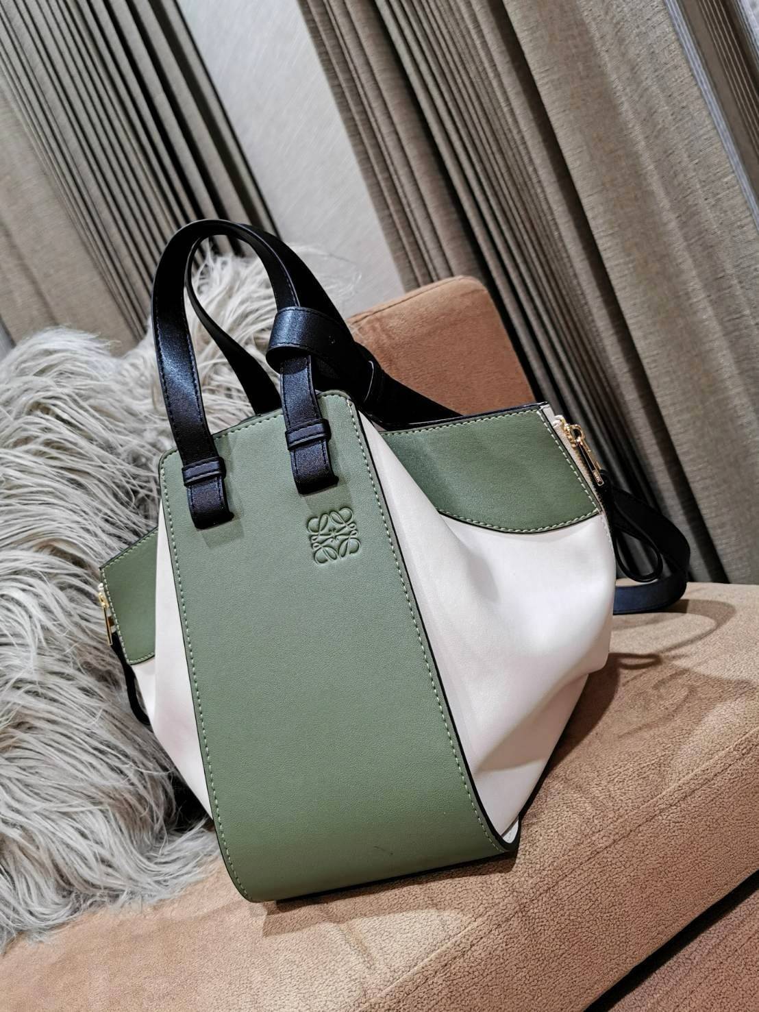 LOEWE HANDLE & SHOULDER BAG GIFT WITH PURCHASE GWP พรีเมี่ยมกิ๊ฟ Limited จาก LOEWE PERFUME DUTYFREE รุ่น Rare items สุดๆวัสดุหนังแท้ Calfskin หนังสวยดีไซน์มีเอกลักษณ์ ใบใหญ่กำลังดี น้ำหนักเบา สามารถปรับได้หลายทรงไม่จำเจ ด้านข้างมีซิปปรับขยายได้ ภายในโล่งก