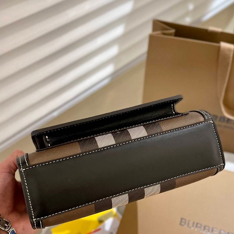 Burberry pocket bag / BURBERRY MONOGRAM CROSSBODY BAG กระเป๋าถือ กระเป๋าสะพายครอสบอดี้ วัสดุหนังพิมลาย MONOGRAM โทนเข้ม