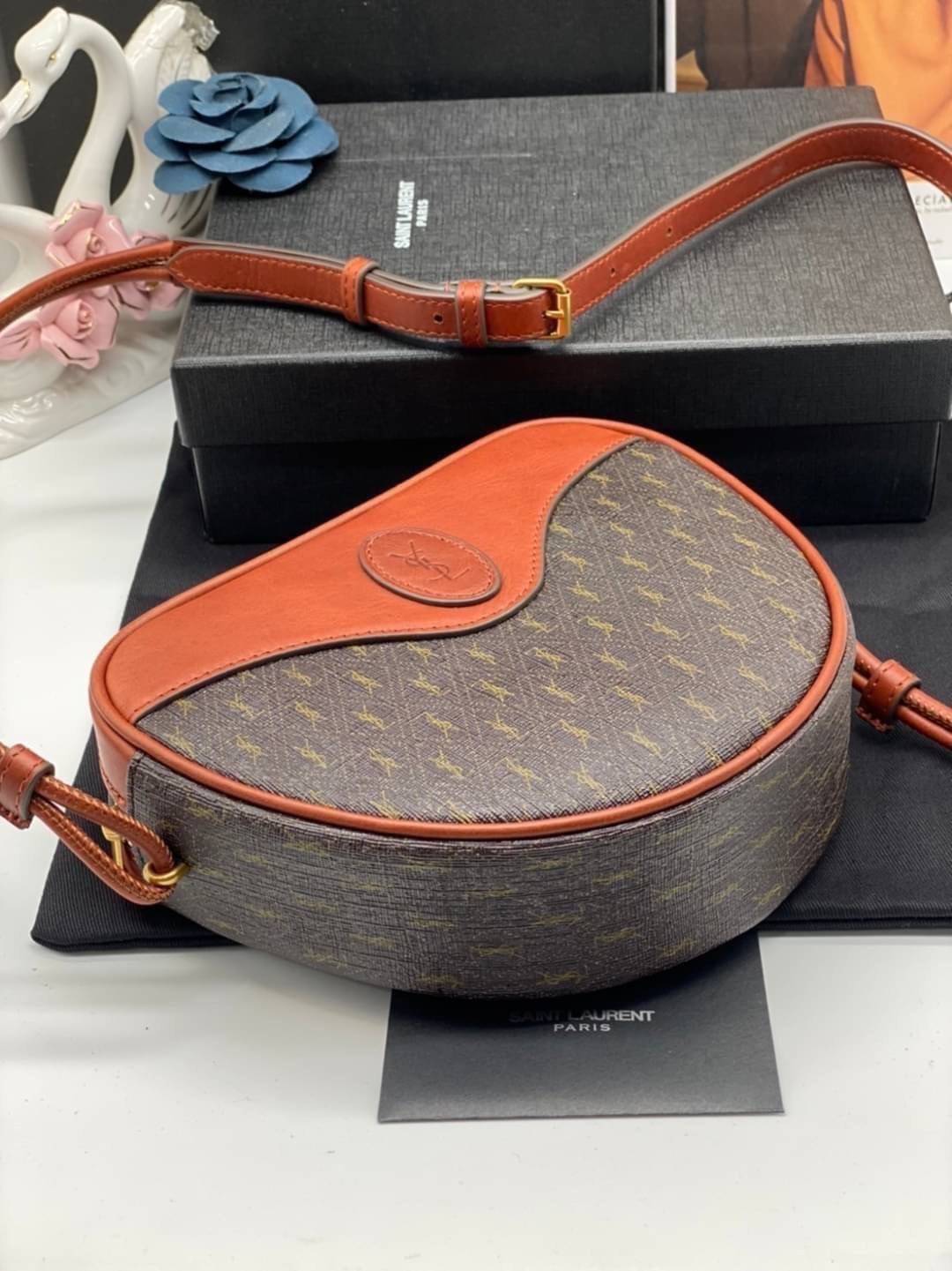 ORI SAINT LAURENT Leather-Trimmed Monogrammed Coated-Canvas Messenger Bag / YSL Messenger Bag เกรดออริจินอล หนังแท้ ใช้งานต่างประเทศได้ ภาพถ่ายจากงานขายจริง กระเป๋าสะพายสไตล์วินเทจ งานหนังแท้สวย โทนสีผู้ดีมากค่ะ ภายในโล่งจะสะพายไหล่ CROSSBODY ก็ดูดี สินค้