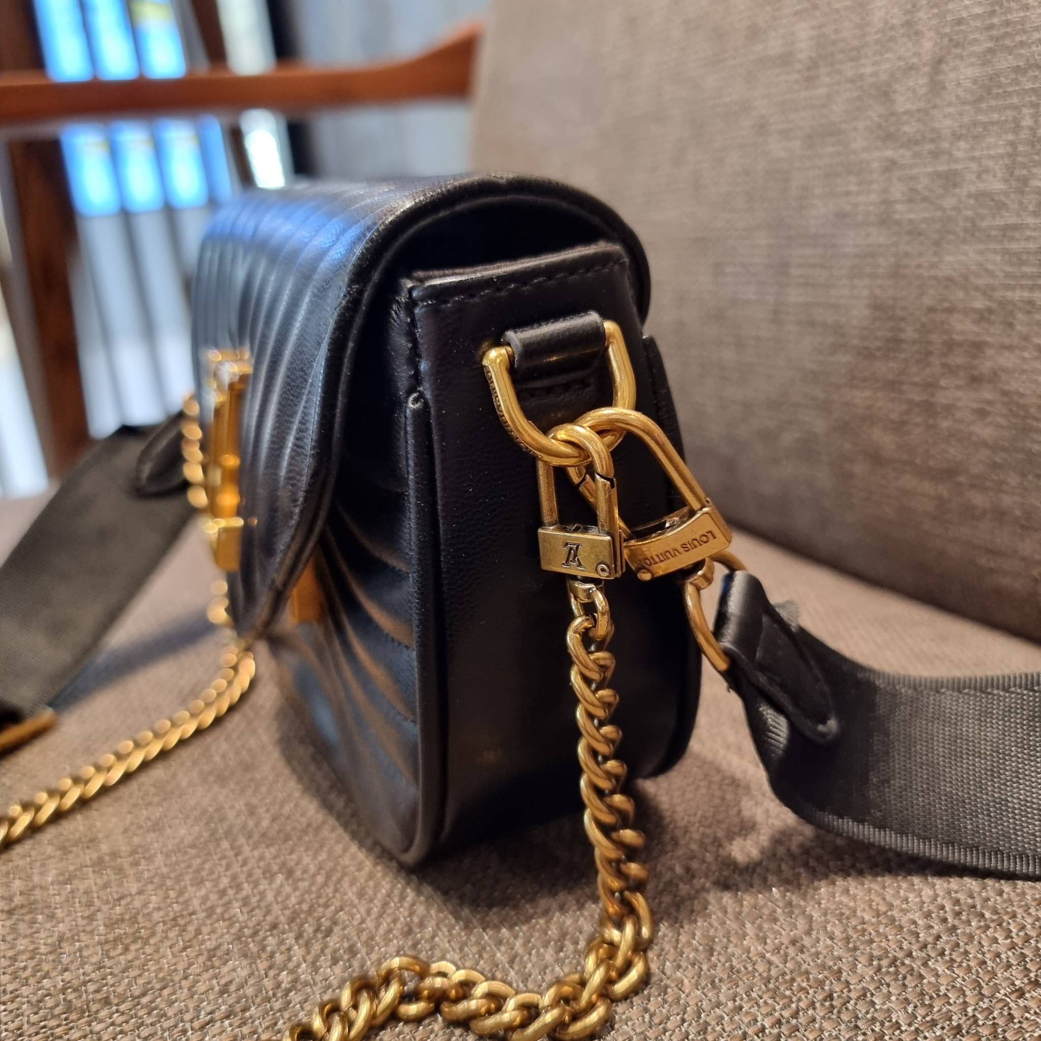 LV new wave pochette multi bag กระเป๋าสะพายมัลติฟังก์ชั่น สุดหรู มาพร้อม box set รับรองว่าดีงาม ลูกเล่นคลาสสิคผสานความวินเทจ มีสายสะพายให้ 2 เส้น และกระเป๋าใบลูก เล็กน่ารัก วัสดุหนังแท้ ภายในเป็นช่องโล่ง แบ่งสัดส่วนมีช่องย่อย ใบนี้ปรับใช้ได้หลายสไตล์ ลุคไ