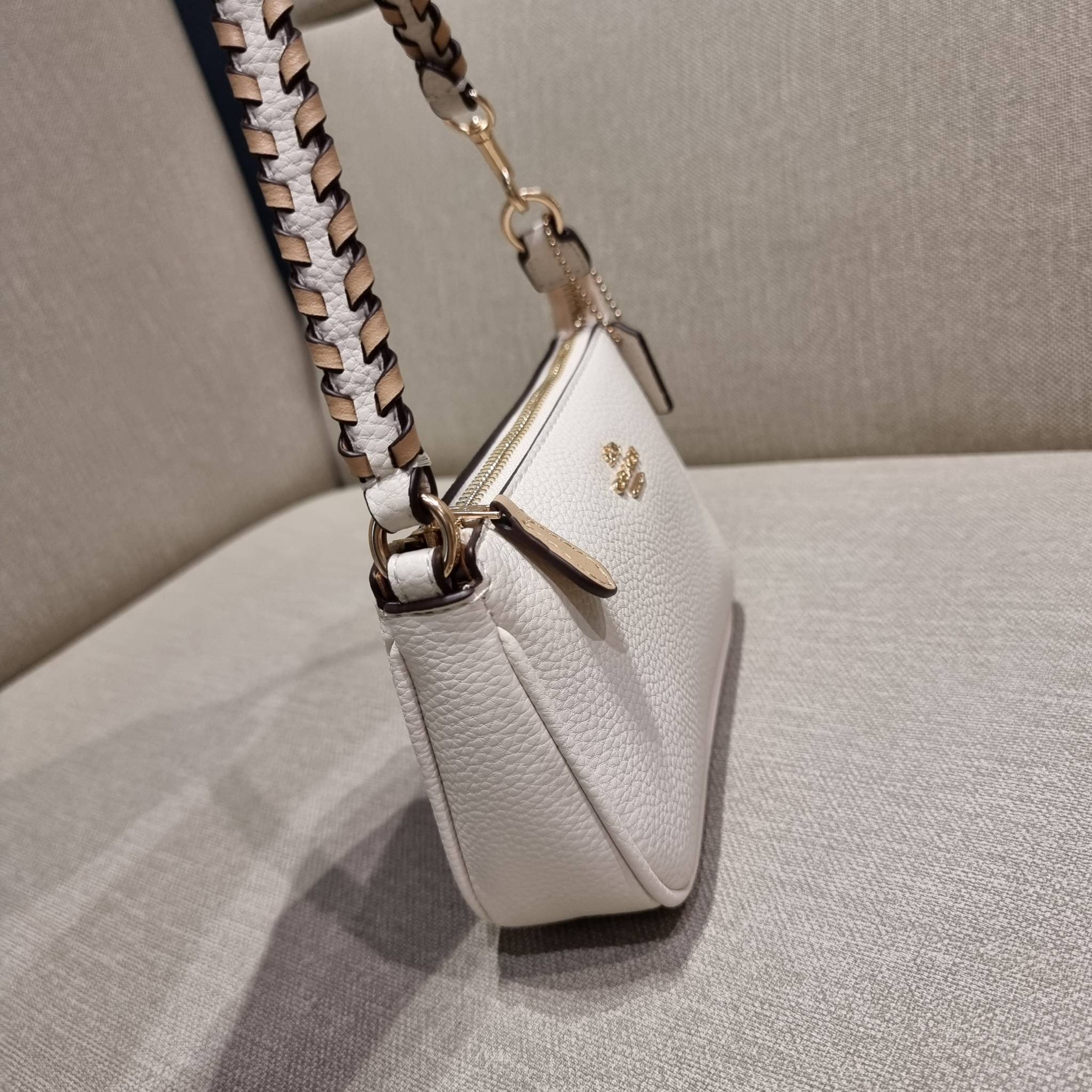 COACH C4233 NOLITA 19 WITH WHIPSTITCH คอลเลคชั่น rare item น่ารักน่าใช้ ในสไตล์คลาสสิค กระเป๋าทรงพอชขนาดมินิ ที่สามารถสะพายไหล่ และกึ่งคล้องมือใช้ได้ 2 สไตล์ ปรับสายให้มาเกี่ยวฝั่งเดียวเพื่อใช้เป็นคล้องมือ หรือปรับเกี่ยวอีกฝั่งใช้คล้องแขน คล้องไหล่ก็เก๋มา