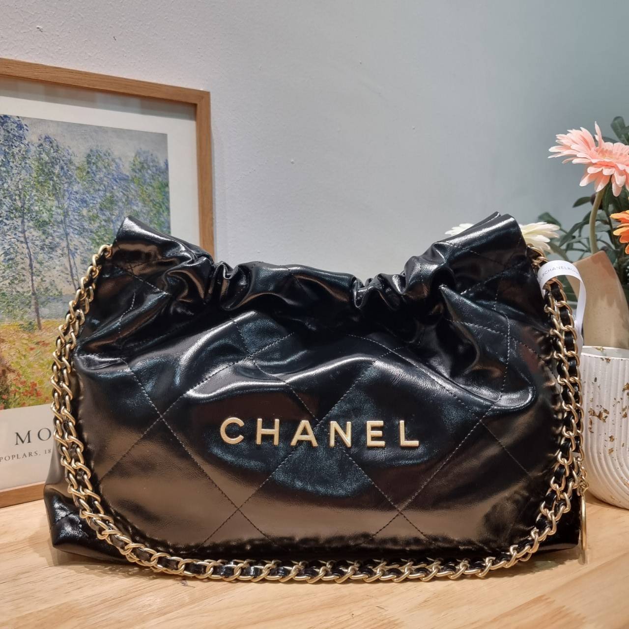 Chanel 22 horizontal bag แรงเกินต้านที่สุดกับไอเท็มนี้ ที่สาวๆหรือใครๆก็ต้องมี มาในไซส์ใหญ่ รูปทรงใช้ง่ายขึ้น แต่ยังจุได้หนักๆเหมือนเดิม ดูหรูหรา เกินเรื่องที่สุด