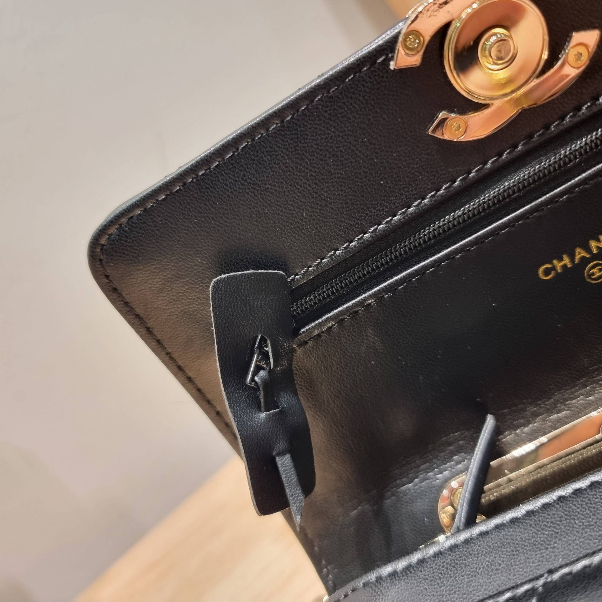 CHANEL woc with top handle black / CHANEL WALLET ON CHAIN กระเป๋าสะพายข้างไซส์กำลังดี สวยหรู ดีไซน์คลาสสิคผสานกิมมิคประจำแบรนด์ ทำให้ไอเท็มนี้เพิ่มมูลค่าขึ้นไปอีก สร้างสรรค์ตัวกระเป๋าด้วยหนังแกะ สัมผัสสบายมือ ใช้งานสะดวกด้วยกระดุมแม่เหล็ก ภายในกระเป๋าแบ่ง