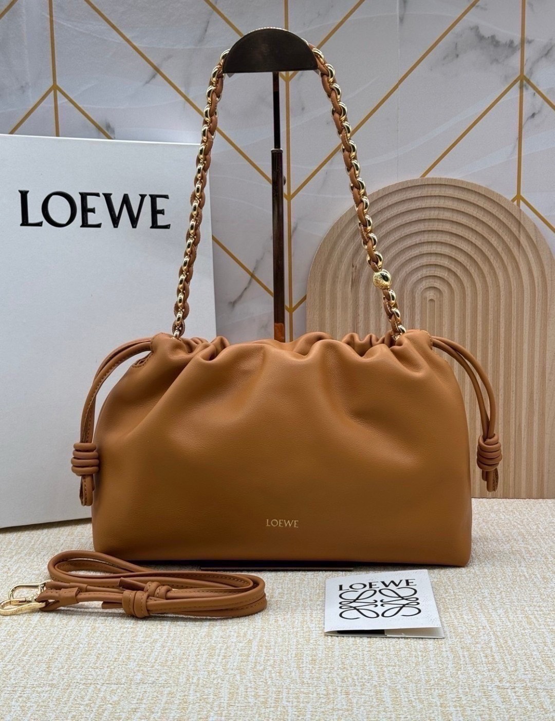 ORI หนังแท้ | Medium Loewe Flamenco purse in mellow nappa leather 30cm กระเป๋าสะพายทรงคลัช เรียบหรูดูแพง เรียบง่ายใช้งานสะดวก หนังแนปป้าให้สัมผัสนุ่มสบายผิว มาพร้อมสายสะพายร้อยห่วงหรูหรา
