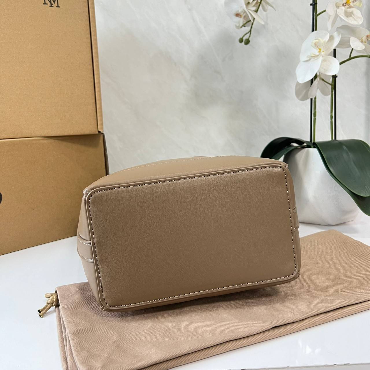 Rally The Bag Whisper กระเป๋าทรงบัคเก็ตงานหนังรุ่นใหม่ ฮอทติดลมบน มาแรงสะพายกันทั่วบ้านทั่วเมือง สายแบกสายขนห้ามพลาดจุของได้เยอะ รุ่นหนังผิวสัมผัสนิ่มมือ ทนทาน