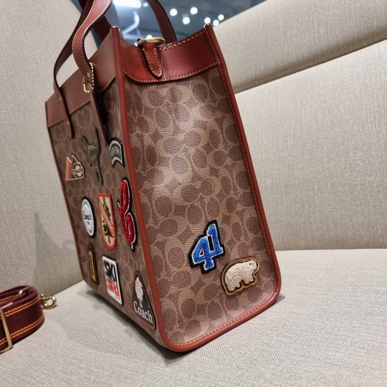 COACH C6846 FIELD TOTE IN SIGNATURE CANVAS WITH PATCHES คอลเลคชั่นใหม่สุดปัง!! สกีเรทโทร ดีไซน์วินเทจ ต้อนรับฮอลิเดย์นี้กันแบบที่สุด กระเป๋าทรงโท้ท ไซส์ใหญ่จุคุ้ม ฟังก์ชั่นการใช้งานสะดวกที่สุด มีทั้งสายคล้องแขนในตัว และสายครอสบอดี้ โดดเด่นด้วยแพทช์ลวดลายค