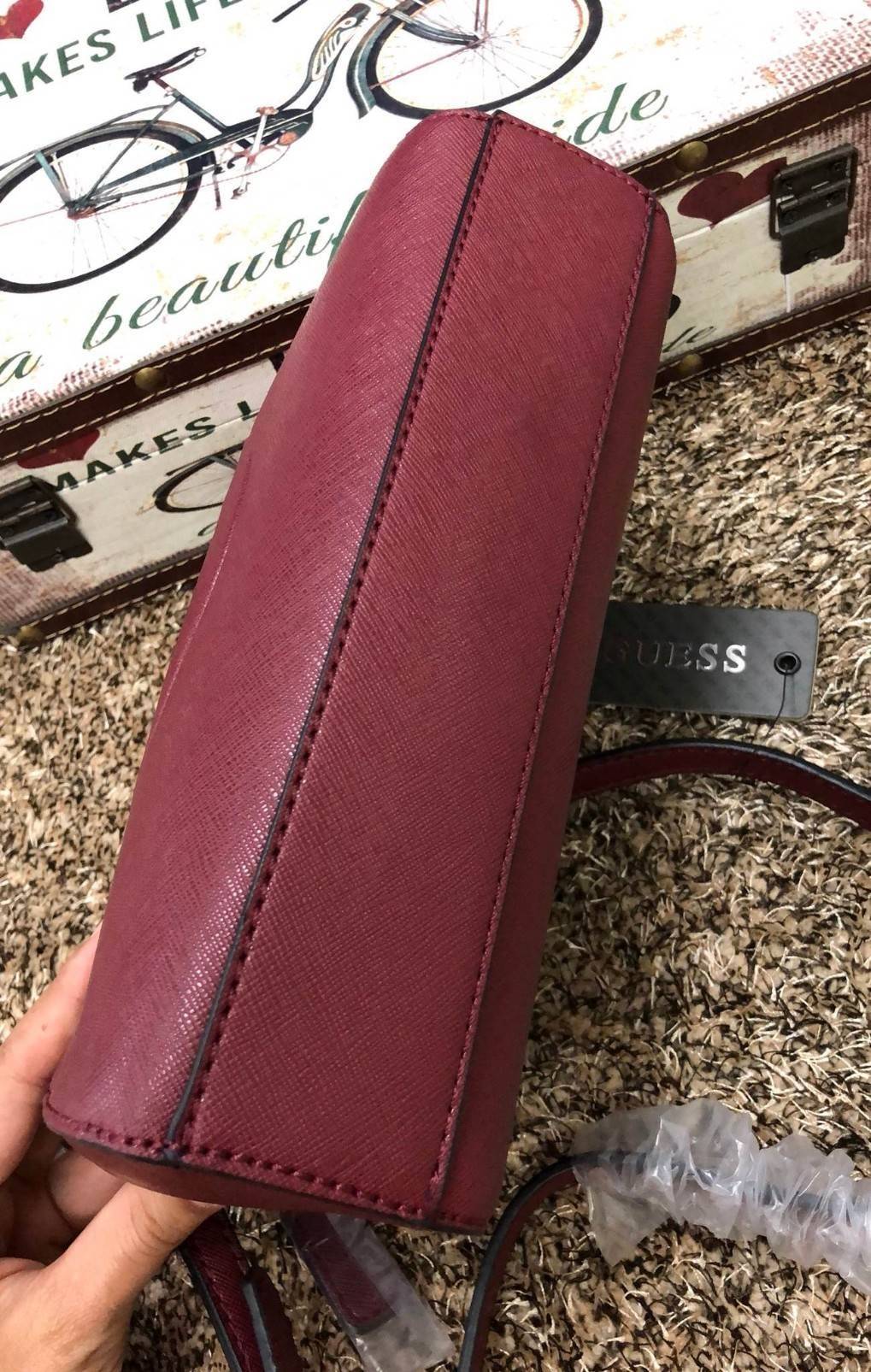 GUESSS GILMAN MINI CROSSBODY BAG กระเป๋าสะพาย 2 ซิป วัสดุ Saffiano คุณภาพดี น้ำหนักเบา ด้านหน้าตกแต่งด้วยโลโก้แบรนด์สวยโดดเด่น เปิดปิดด้วยซิปสะดวกใช้ ด้านในมีช่องใส่ของหลายช่อง ขนาดกำลังดี สายสะพายยาวปรับได้ ราคาสุดคุ้ม ห้ามพลาดค่ะ