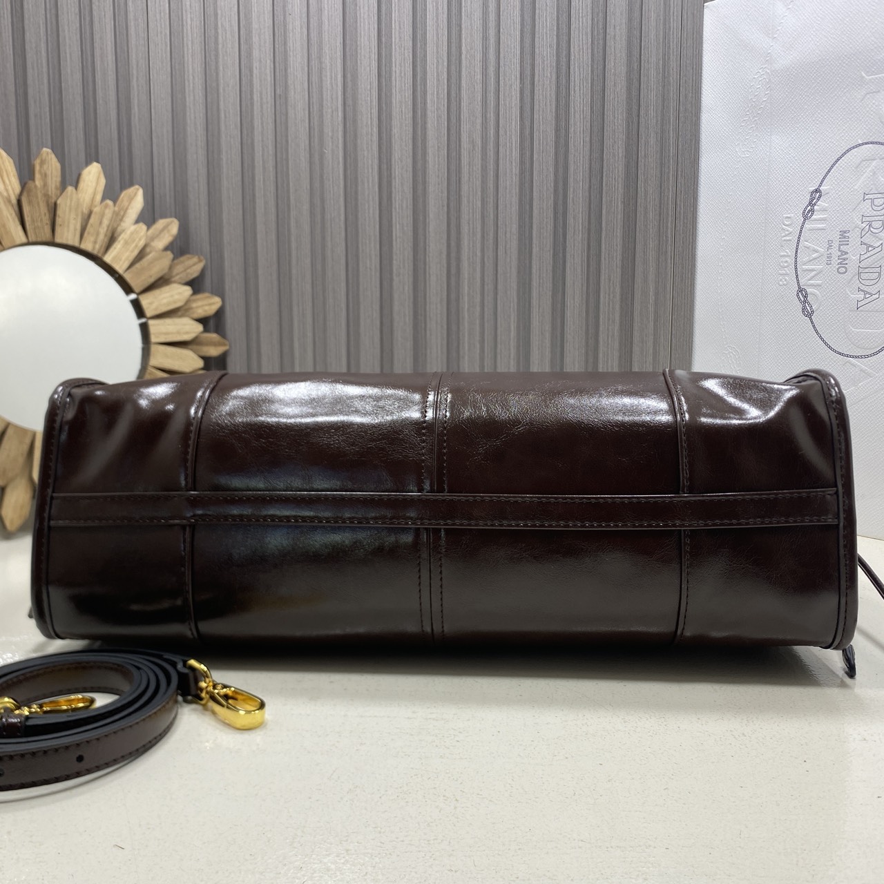 ORI หนังแท้ | Prada Bonnie Large Sueded Handbag Cinnamon 38cm กระเป๋าสะพายทรงโท้ทใบใหญ่ งานหนังกลับโทนสีน้ำตาล โดดเด่นด้วยดีไซน์ที่เน้นความประณีตแต่ใช้งานได้จริง