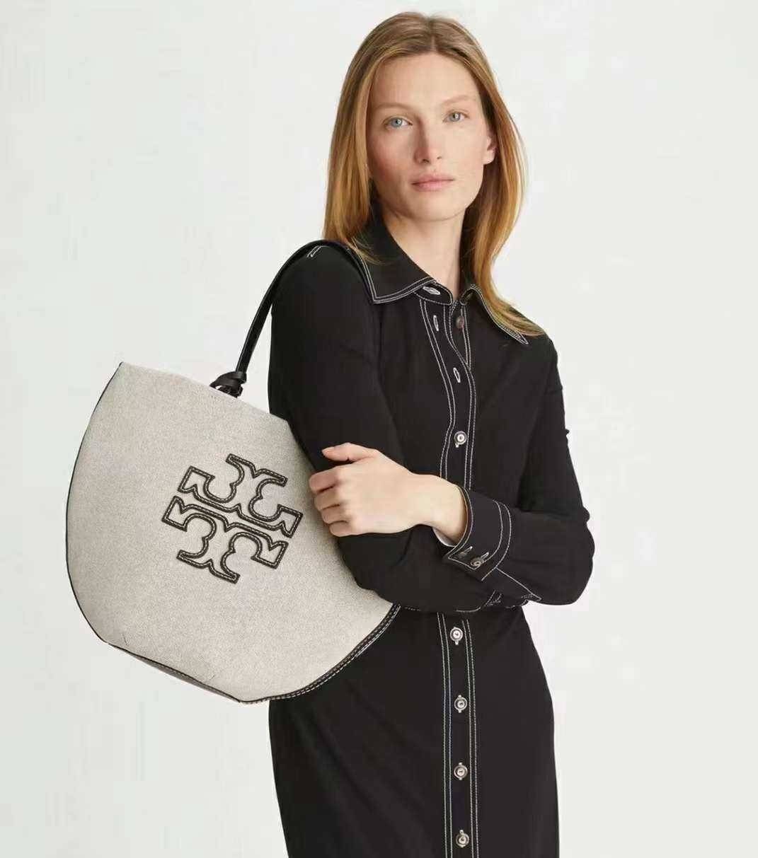 Tory Burch Small Canvas Round Tote กระเป๋าถือหรือสะพายไหล่ วัสดุผ้าcanvas รูปทรงโค้งมน ด้านในโล่ง มี1ช่องซิปและ1ช่องเล็ก น้ำหนักเบา จุของได้เยอะ มาใหม่ล่าสุดไม่ควรพลาดเลยค่า