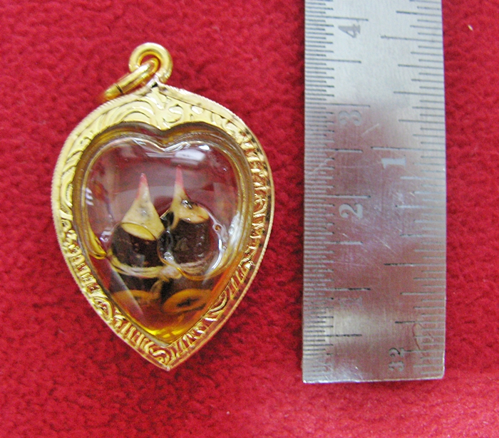 สินค้าหมดค่ะ สาริกาลิ้นทองปากแดงในน้ำมัน องค์เล็ก เลี่ยมกรอบทรงกลมทองไมครอนพร้อมใบคาถาค่ะ