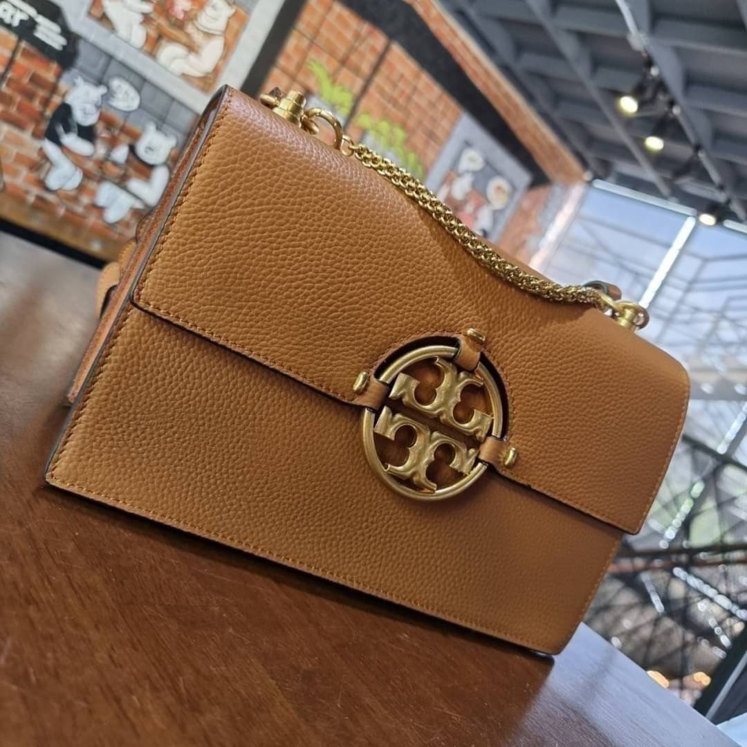 TORY BURCH MILLER SHOULDER BAG รุ่นยอดนิยม รุ่นหายาก รุ่นที่สาวๆตามหา ใบนี้เลย!! สวยหรู ผู้ดีทุกสี กระเป๋าสะพายไหล่ ดีไซน์อยู่ทรง คลาสสิคแฝงความหรูด้วยโลโก้สีทองอร่ามโดดเด่น วัสดุหนัง pepble สลับหนังวัวแท้ เปิด-ปิดด้วยกระดุมแม่เหล็ก ภายในโล่งกว้างมาก แบ่ง