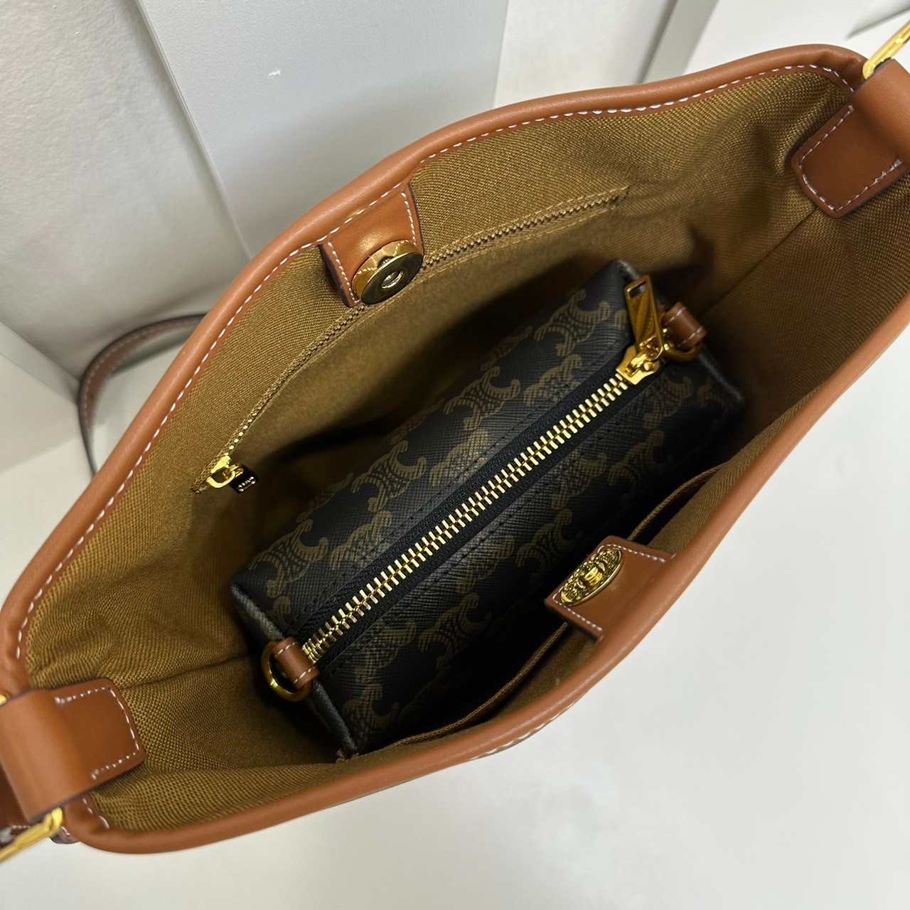 CELINE Small Bucket Bag in Triomphe Canvas 7" กระเป๋าสะพายทรงบัคเก็ต พิเศษพร้อมใบลูกสะดวกใช้งาน โท้ทรุ่นแรกของแบรนด์ที่ได้รับความนิยมมากที่สุด