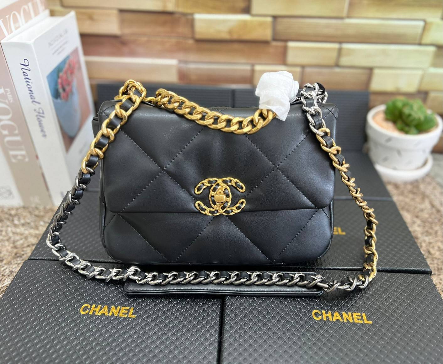 CHANEL 19 FLAP BAG / CHANEL LEATHER SHOULD BAG จำนวนจำกัด_หนึ่งในรุ่นที่สาวๆต้องมีค่า