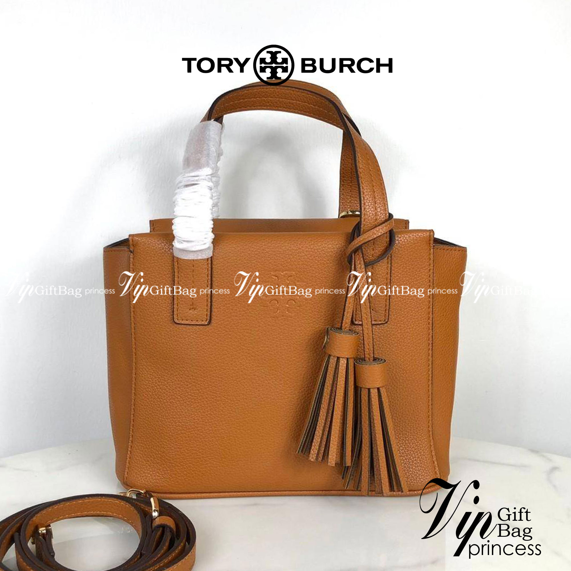 TORY BURCH Handbag / TORY BURCH shoulder bag พร้อมส่งที่ไทย กระเป๋าถือ หรือสะพาย TORY BURCH เปิด - ปิดกระเป๋าด้วยซิป ด้านในมีช่องซิป 1 ช่อง ช่องใส่ของ 1 ช่อง หูจับสูง 12 cm มาพร้อมสายสะพายยาว สามารถถอดและปรับได้ 3 ระดับค่ะ