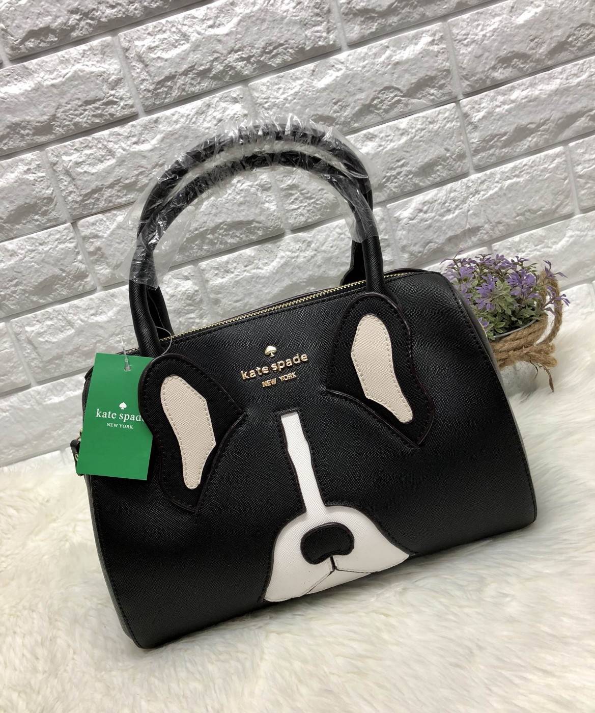 New arrival. Kate spade new york women’s bag 2018 พร้อมส่งรุ่นใหม่ล่าสุด กระเป๋าถือหรือสะพายข้างทรงหมอน มีมาให้เลือกถึง 4 ลาย ด้านหน้าติดโลหะโลโก้แบรนด์ตัวใหญ่ อะไหล่ทอง เปิดปิดกระเป๋าแบบซิป ภายในโล่ง กว้าง ใส่ของจุ มีช่องซิปหนึ่งช่อง ช่องเล็กสองช่อง ด้าน