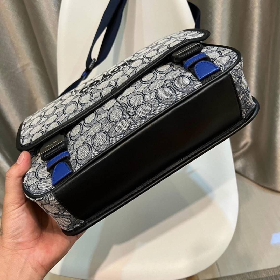 Coach C9158 League Messenger Bag Crossbody Sling Bag ใหม่ล่าสุด คอลที่หนุ่มๆก็ต้องใจละลายไม่แพ้สาวๆ กับกระเป๋าสะพายทรงแมสเซนเจอร์ ดีไซน์ทรงคลาสสิคใช้งานง่าย ดีเทลน้อยแต่มาก!! ดูดีดูแพงเกินเบอร์ไปเลย ภายในเป็นช่องโล่ง มีช่องแยก แบ่งสัดส่วนได้ดีมากๆ มาพร้อม