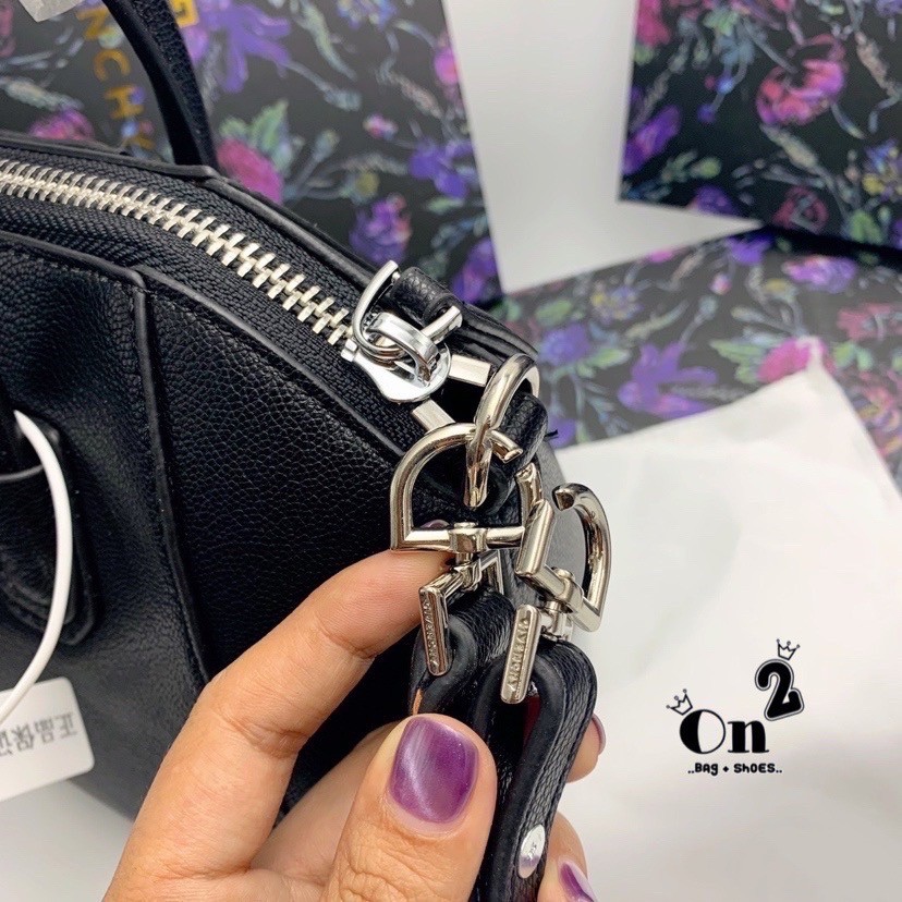 Givenchy Antigona Mini leather shoulder bag กระเป๋าสะพายทรงหมอน งานซิปบน หนังเรียบ อะไหล่เงิน มาพร้อมสายสะพายยาวถอดออกถือได้ กระเป๋าสุดคลาสสิก ใบเดียวก็เอาอยู่ Day to Night Bag เข้าได้กับลุค Smart Casual ด้วยทรงกระเป๋าที่ฐานกว้างใส่ของใช้ที่จำเป็นได้ทุกอย