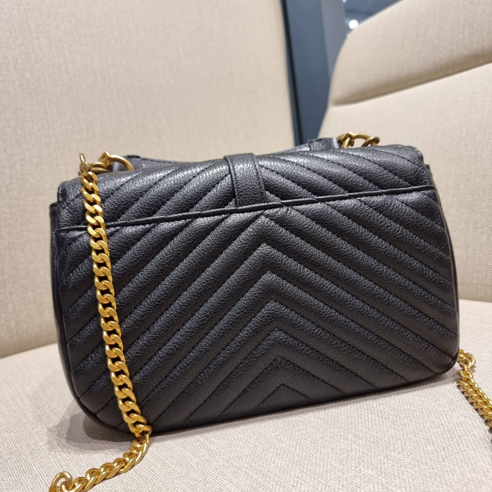 Yves Saint laurent crossbody boutique vip bag กระเป๋าสะพายไหล่ ดีไซน์ทรงสวยหรู พิเศษ แถมฟรี พวงกุญแจห้อยโลโก้ ดูแพงไปหมดจริงๆไอเท็มนี้ วัสดุหนังสังเคราะห์ลายคาร์เวีย เปิด-ปิดด้วยกระดุมแม่เหล็ก ภายในโล่งกว้าง แบ่งสัดส่วนไว้อย่างดี มาพร้อมหูจับในตัว และสายส