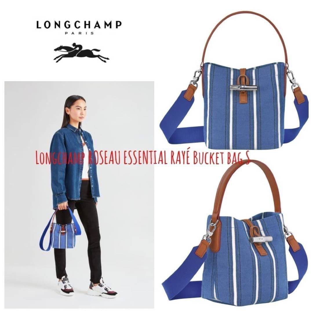 LONGCHAMP ROSEAU ESSENTIAL RAYÉ Bucket bag S - Blue สำหรับใครที่ต้องการกระเป๋าแบบใช้งานได้ในหลาย ๆ โอกาส สีสันกระเป๋าสามารถแมทช์ได้ง่ายกับเสื้อผ้า Longchamp รุ่นนี้สามารถตอบโจทย์ เป็นกระเป๋าที่ขนาดกำลังพอดี