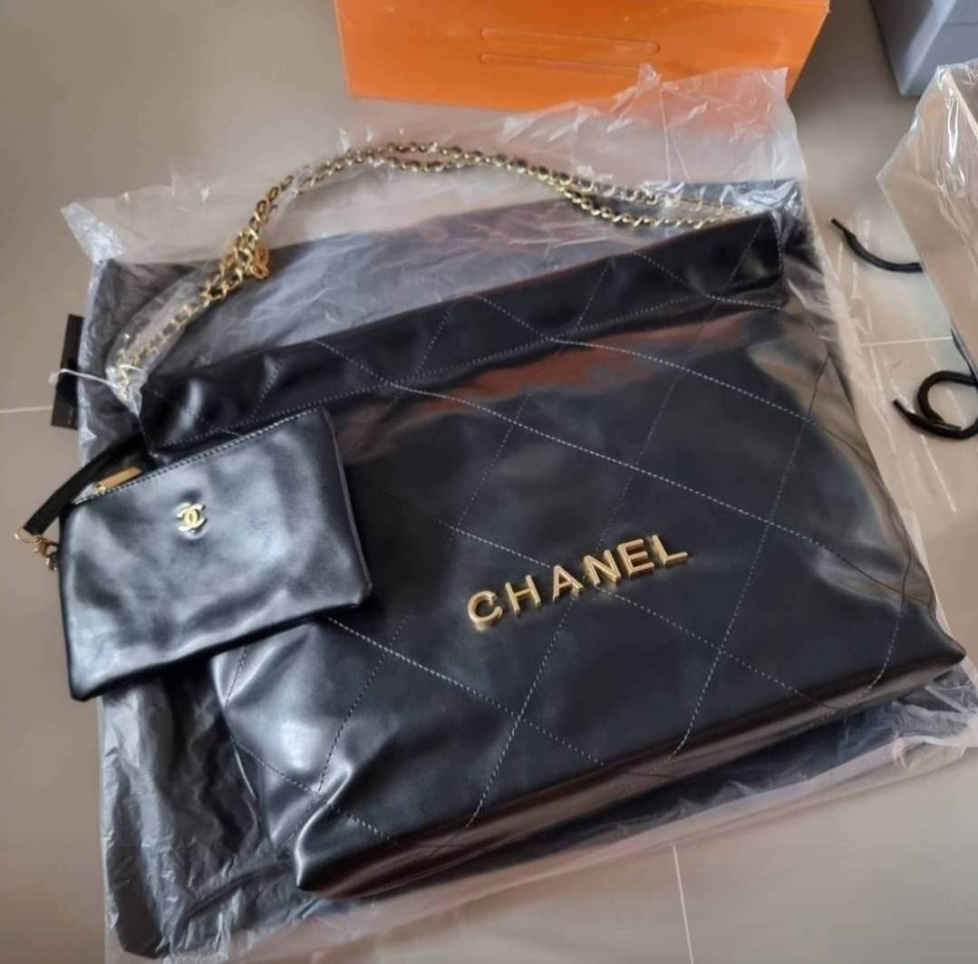 Chanel 22 bag เกินต้านที่สุดกับไอเท็มนี้ ที่สาวๆหรือใครๆก็ต้องมีแล้ว!! แค่เห็นก็หลงรัก กระเป๋าทรงสวย ดีเทลเรียบแต่มีความหรูแอบซ่อนอยู่ ด้วยดีไซน์สายสะพายโซ่สีทอง และโลโก้อันโดดเด่น ดีงามน่าหลงใหลมาก