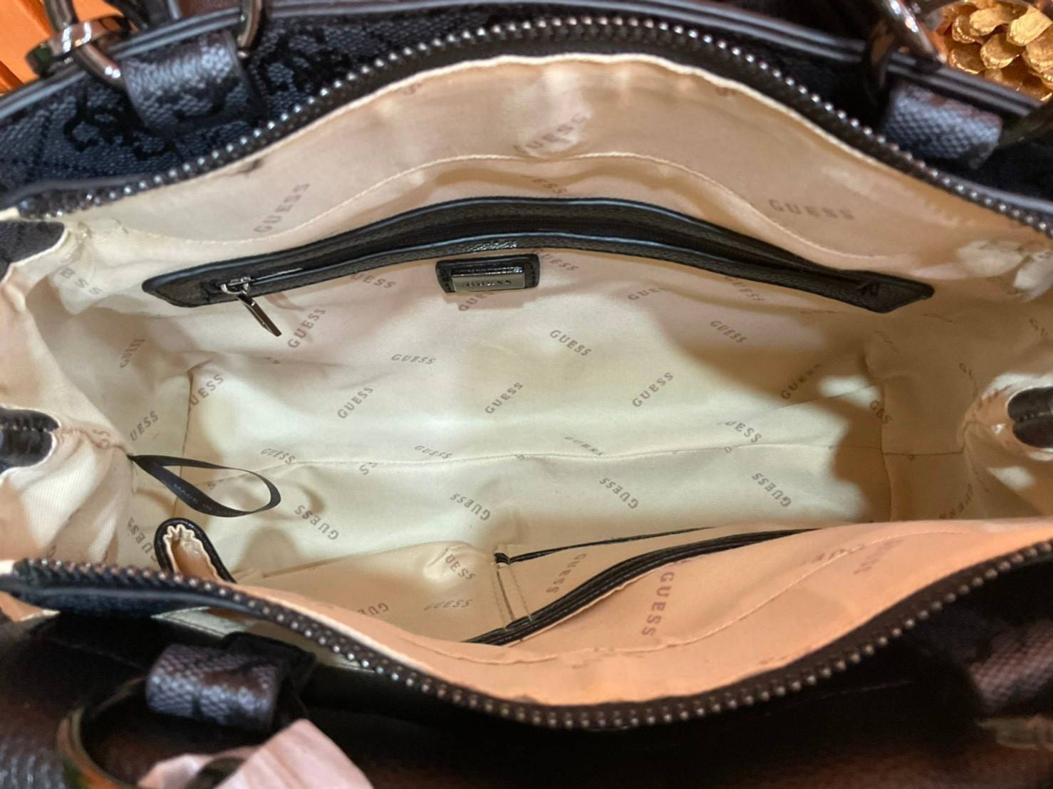 ของแท้ 100% GUESS FACTORY VALY GIRFRIEND SATCHEL BAG กระเป๋าถือหรือสะพายรุ่นใหม่ล่าสุด