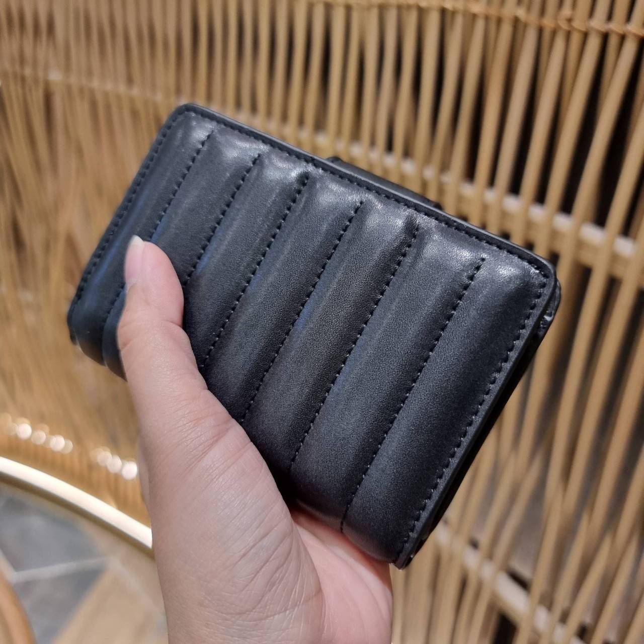 COACH C3454 MEDIUM CORNER ZIP WALLET ความหรูที่ซื้อได้!! กระเป๋าสตางค์ดีไซน์ใหม่ล่าสุด ออกแบบมาหรูดูดี ดีเทลลูกเล่นบุหนัง nappa นิ่มขึ้นเงาสวยมากๆ เปิด-ปิดใช้งานง่าย มีช่องซิปแยก มีช่องใส่บัตร ใส่ธนบัตรได้ทุกชนิด สะดวกใช้จริงๆใบนี้ สาวๆได้ไปใช้แล้วไม่อยาก