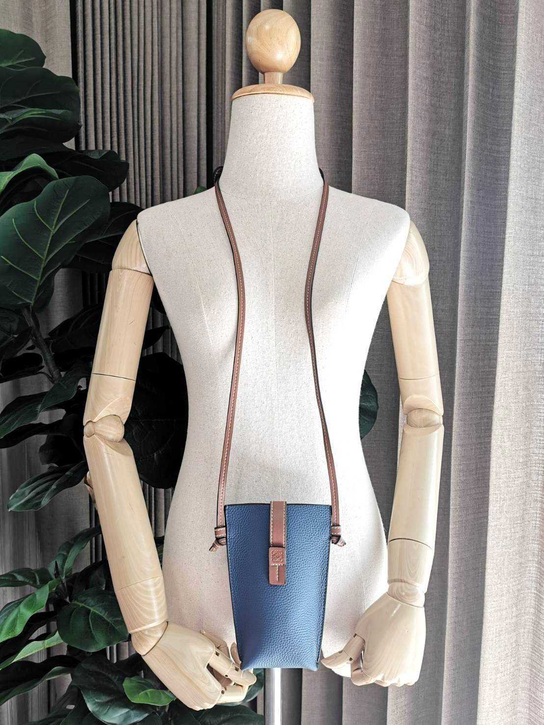 LOEWE MINI CROSSBODY BAG GIFT WITH PURCHASE (GWP) กระเป๋าสะพาย Limited จาก LOEWE วัสดุ Calfskin หนังแท้หนังสวยอยู่ทรงขนาดมินิดีไซน์มินิมอล ภายในโล่งใส่มือถือ บัตร ของจุกจิกได้ ด้านหลังมีช่องใส่ของ พร้อมสายหนังแท้คล้องคอได้ สะพายไหล่ Crossbody ได้ สายเลื่อ