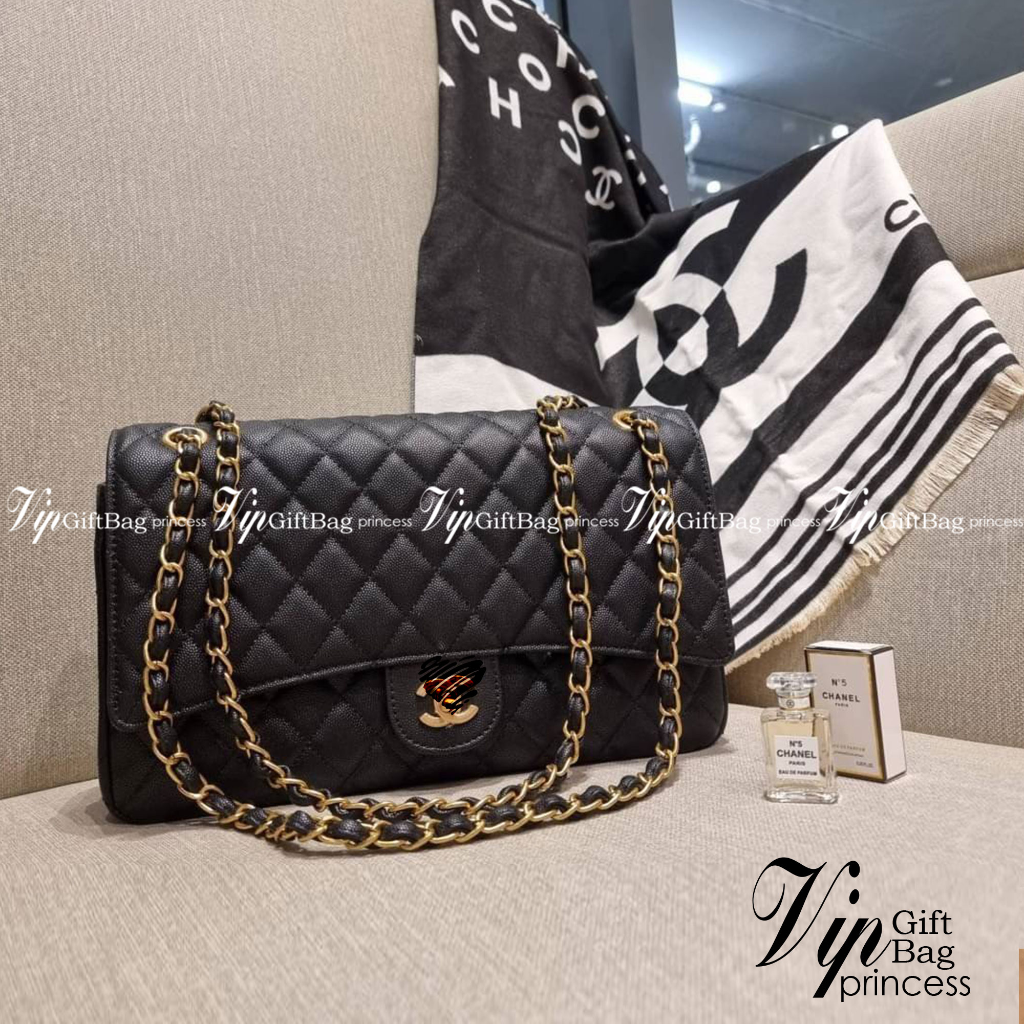 VIP 🥂 CHANEL LARGE CLASSIC JUMBO HANDBAG RARE ITEM!! CHANEL GIFT BOX SET สุดหรูชวนให้สะสมกันอีกแล้วหนึ่ง สุดยอดเดอะเบสท์ไอเท็ม พร้อมเสิร์ฟครบชุด สุดคุ้ม จัดให้กับกระเป๋ารุ่นคลาสสิคฮิตตลอดกาล ใบใหญ่จุแบบสุดๆ พร้อมกับผ้าคลุมไหล่ผืนใหญ่ ผ้าวูลนุ่มสุด