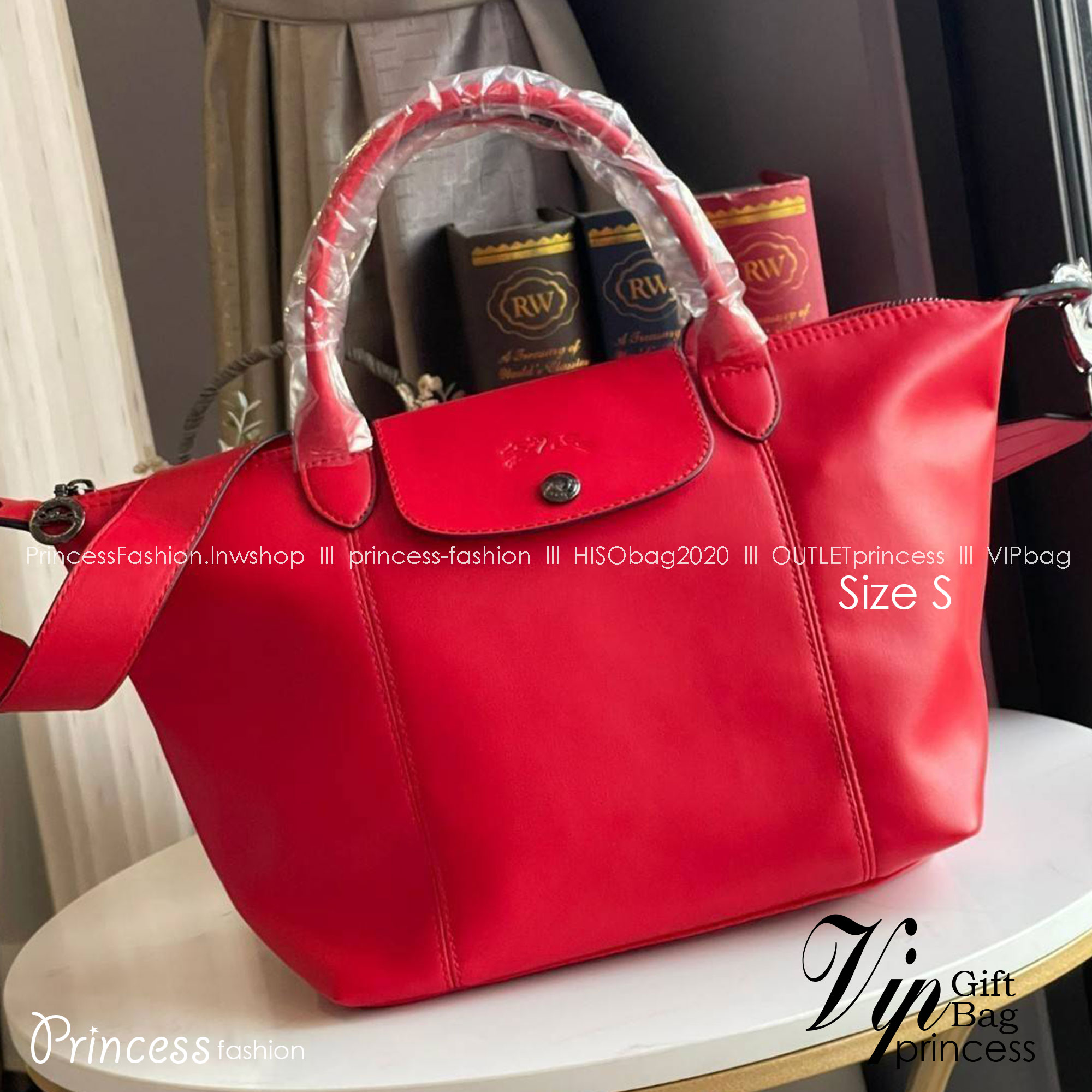 Longchamp Le Pliage Cuir Top handle bag S เรียกว่าเป็นกระเป๋าอีกหนึ่งรุ่นที่ไม่ว่ายังไงก็ฮอตฮิตและติดเทรนด์ตลอดไม่เคยเปลี่ยนกับ ทรง Le Pliage Cuir หนึ่งในตระกูลกระเป๋าสุดไอคอนิกจากแบรนด์
