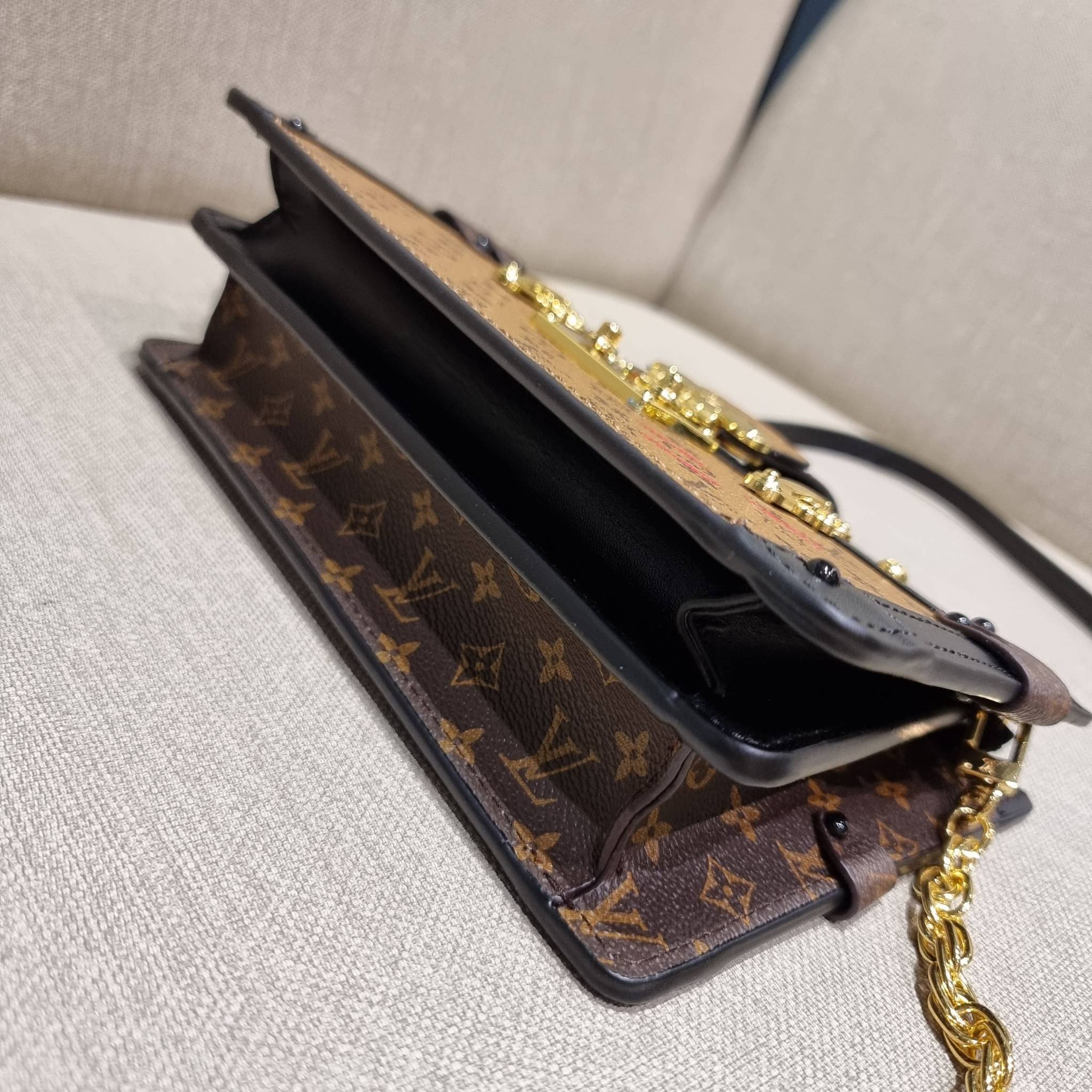 LOUIS VUITTON TRUNK CLUTCH Monogram / LV TRUNK CLUTCH กระเป๋าสะพายกึ่งคลัทช์ ทรงสวย ที่สาวๆเรียกร้อง วัสดุหนังแคนวาส ดีไซน์ทุกอย่างได้ลงตัว หรูหรา ปากกระเป๋ามีสายคาดล็อค และช่องซิปปิด ภายในแบ่งสัดส่วนไว้ดีมากๆ มาพร้อมสายสะพายโซ่สลับหนัง ที่ถอดออกได้ พกเป็
