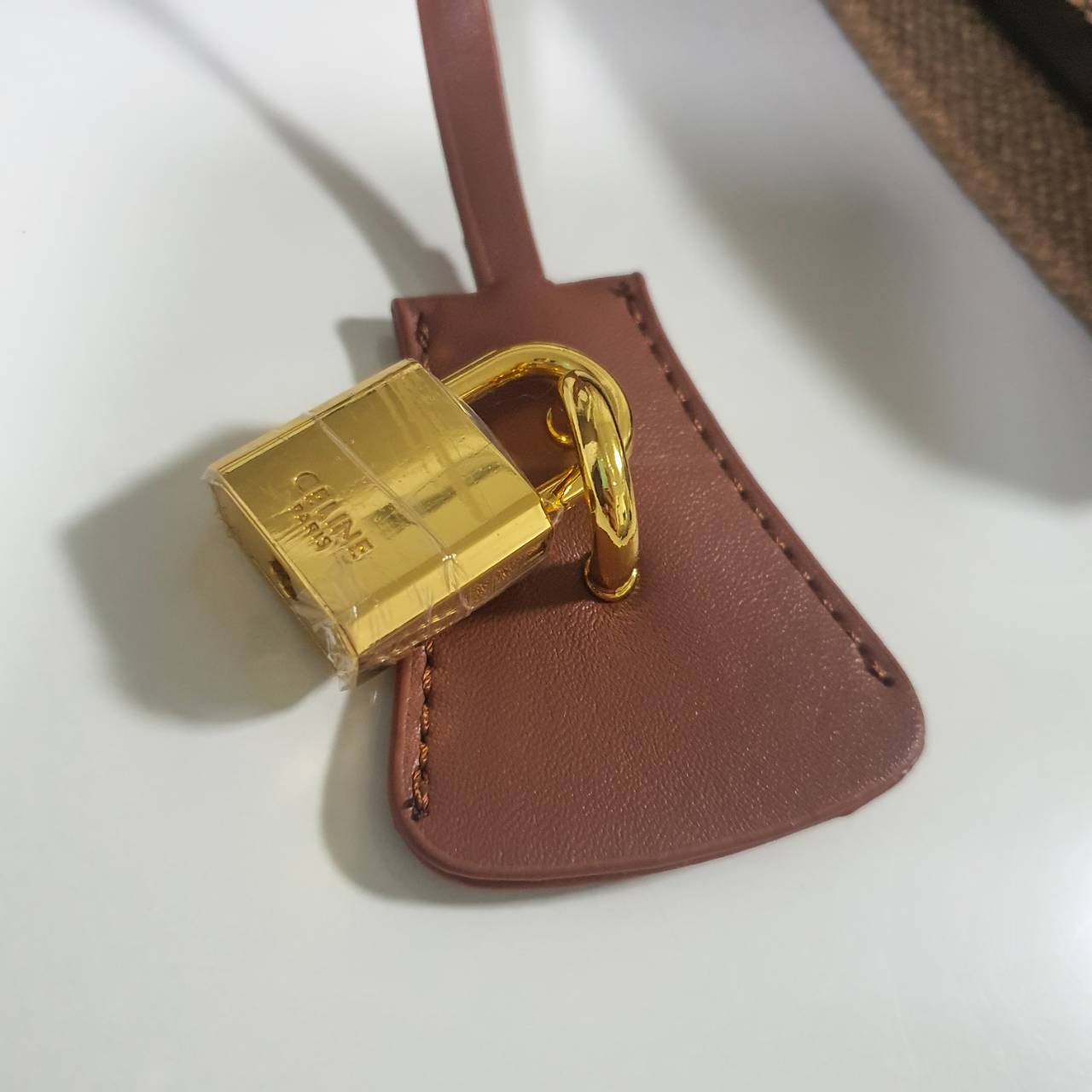 พร้อมส่งที่ไทยกับ CELINE TOTE BAG VIP GIFT WITH PURCHASE (GWP) พรีเมี่ยมกิ๊ฟ Limited Edition จาก PERFUME DUTYFREE COUNTER กระเป๋าสะพายทรง TOTE สุดชิค วัสดุผ้าแคนวาสเต็มใบสกรีนโลโก้แบรนด์ด้านหน้า ด้านในมีข่องใส่ของโล่งกว้าง ใส่ Notebooks ได้ พร้อมช่องซิปอี