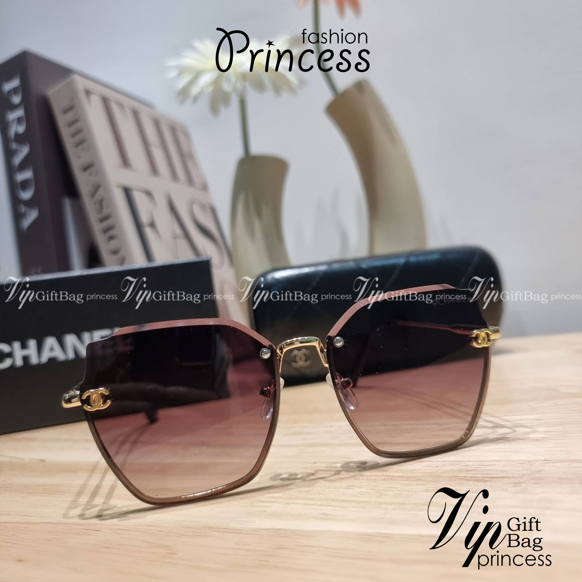 Chanel Sunglasses UV protection gift Box set สุดคุ้ม มาพร้อมอุปกรณ์ครบเซ็ท ดีไซน์ชิคมากแม่!! รับรองไม่ซ้ำใคร ใส่เสริมโหงวเฮ้ง ดูผู้ดี มีพกติดตัวไว้ไม่ตกเทรนด์ ใช้ได้ทุกโอกาส