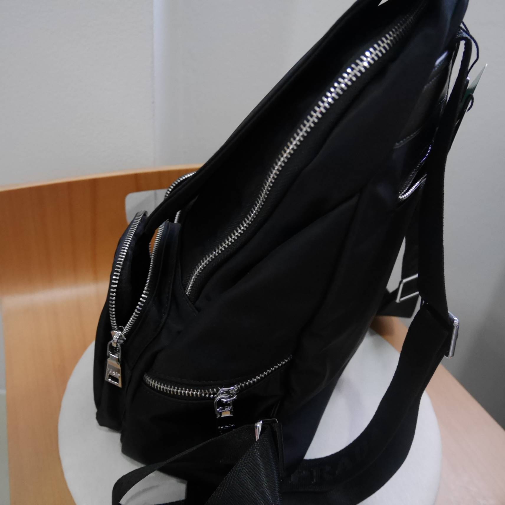 มาละค้า รุ่นที่สายลุยรอคอยกับ Prada nylon backpack จากงานพรีเมี่ยมกิ้ฟจากเคาร์เตอร์ต่างประเทศ วัสดุ Nylon **คุณภาพดี แข็งแรง ทนทาน กันน้ำได้ **อะไหล่เงิน เงาวับ! ทั้งใบ สวยมากคะ มีช่องใส่ของแยกซิปหลายช่อง สุดคุ้ม ด้านในบุด้วยผ้าซับในปั้มแบรนด์ อย่างดี ขนา