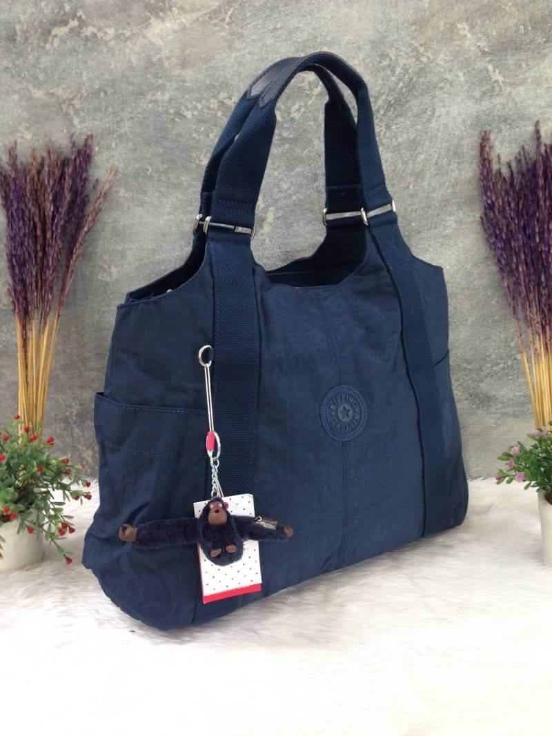 Kipling รุ่น Cicele กระเป๋าสะพายไหล่ใบใหญ่ สวยน่ารัก ตัวกระเป๋าด้านในเป็นช่องโล่งแบบปิดเปิดด้วยซิป มีช่องซิปด้านใน ด้านข้างกระเป๋า มี 2 ช่อง ปิดเปิด ด้วยเทป พร้อมที่ใส่โทรศัพท์ ปากกา และ MP 3 ในส่วนด้านใน และ ด้านข้างกระเป๋า ซ้าย-ขวา เป็นช่องขนาดเล็กสำหรั