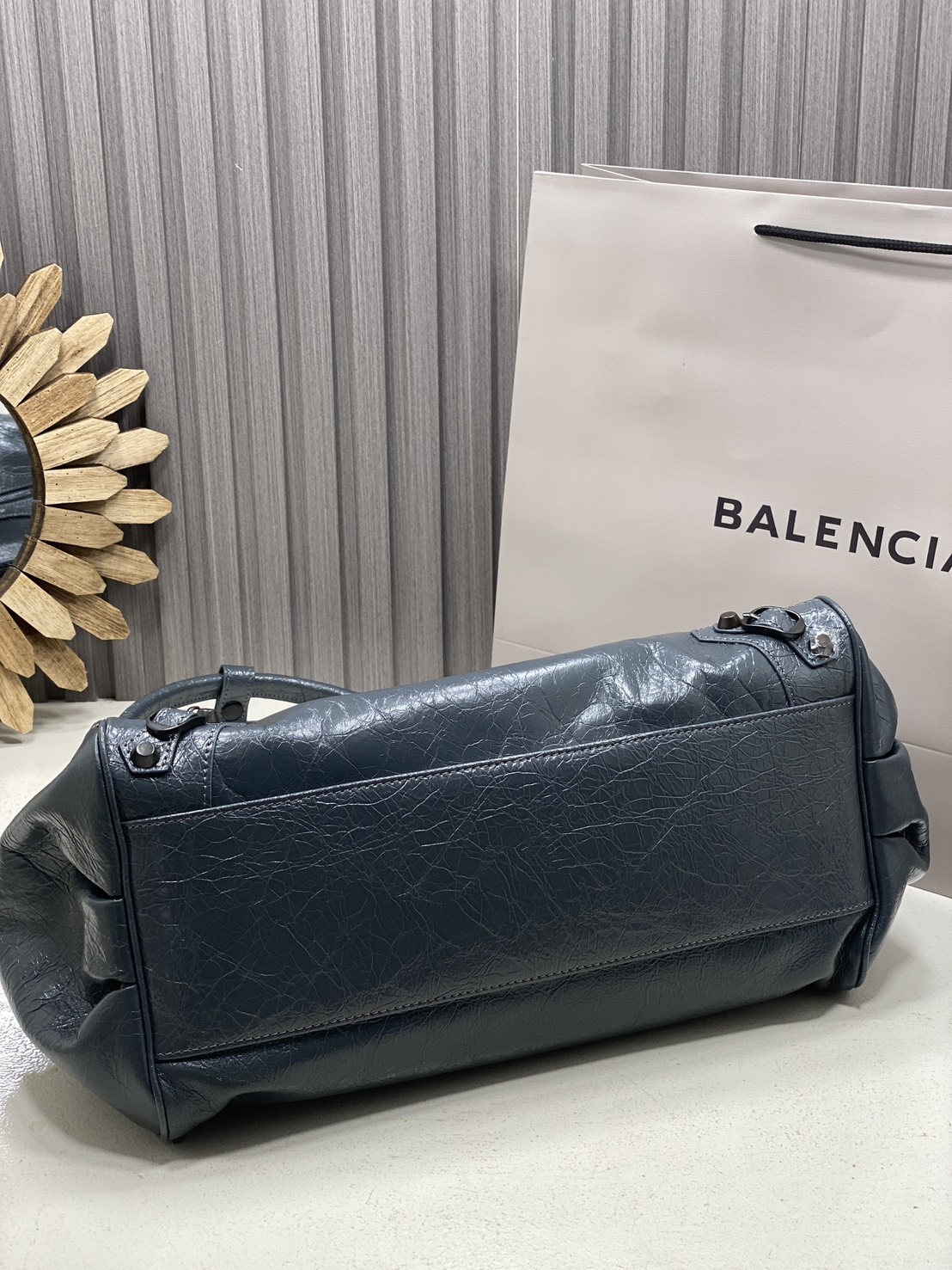 ORI หนังแท้ | Balenciaga Le City Bag East-west Bag กระเป๋าถือ/สะพายข้างทรงยาวดีไซน์โดดเด่นสวยเท่ล้ำสมัย ที่สุดแห่งความไอคอนิกไม่เหมือนใคร มีกิมมิคและลูกเล่นแพรวพราว