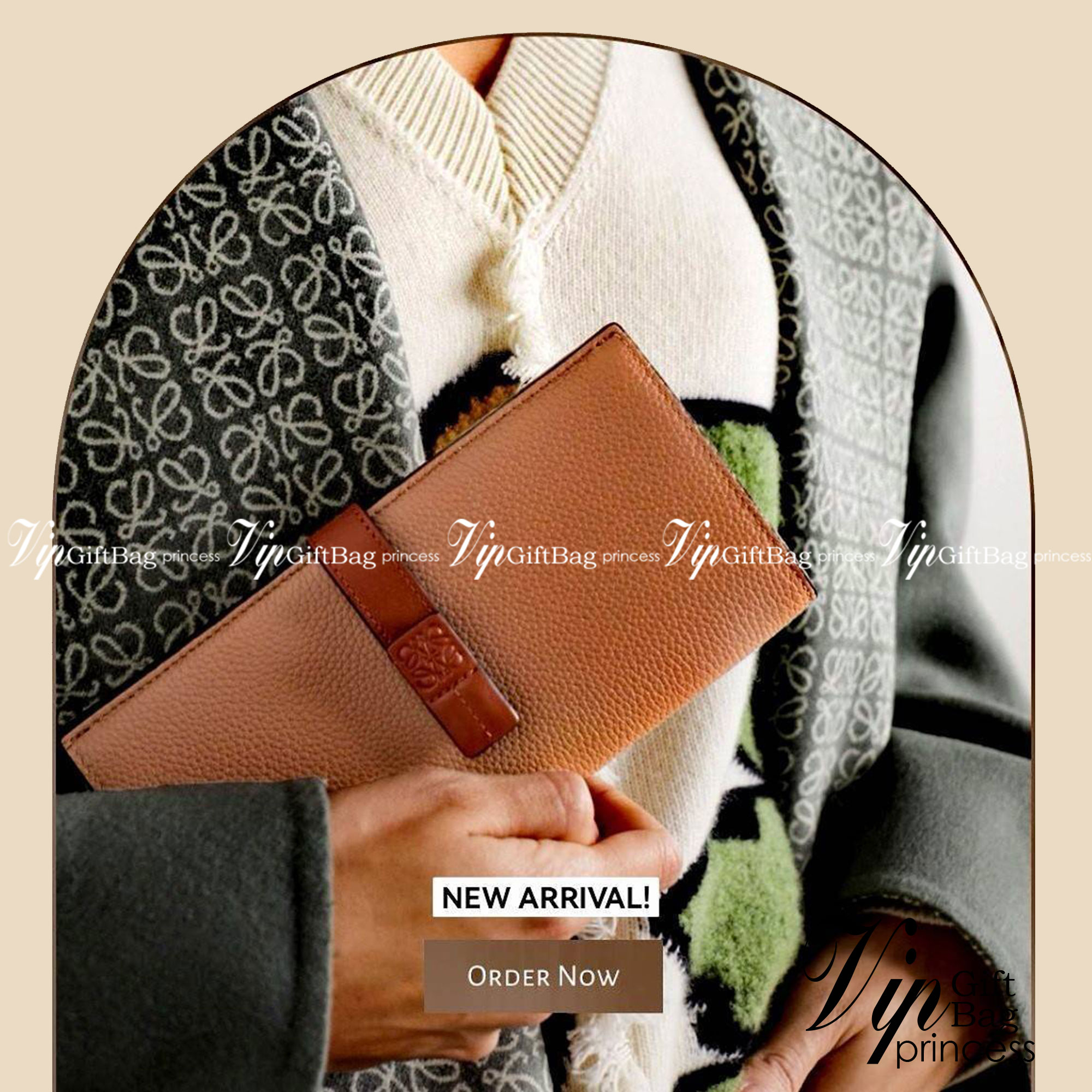 LOEWE LONG WALLET BAG วัสดุหนังแท้เทคเจอร์สวยอยู่ทรงปั้มโลโก้แบรนด์ด้านหน้าเปิดปิดด้วยกระดุม ภายในมีช่องใส่ธนบัตรหลายช่อง ช่องหลักสามารถใส่มือถือได้ มีช่องซิปใส่เหรียญ ช่องใส่ธนบัตรใส่แบงก์พันได้ สวยน่าใช้ พร้อมส่งที่ไทยสุดคุ้มห้ามพลาด!