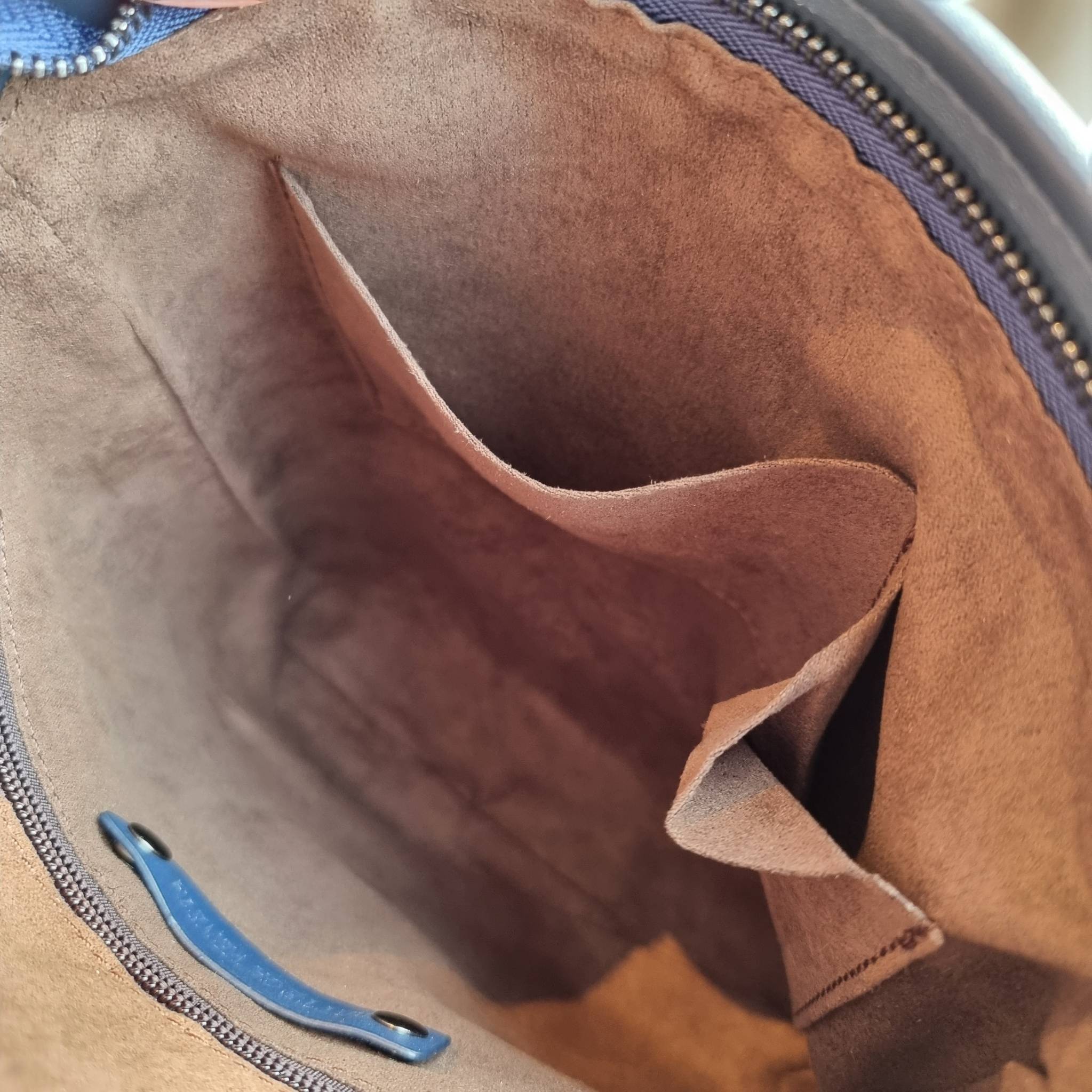 VIP 】อีกหนึ่งไอเท็มเด็ดที่หนุ่มๆรอคอย กระเป๋าสะพายข้างทรงแมสเซนเจอร์ B.ottega venata vip bag ดีไซน์คลาสสิคเอกลักษณ์ ลายสานเรียบหรู ดูแพง ทรงผู้ดี หล่อไปอีก อัพลุคไปอีก วัสดุหนังวัวเต็มใบ เปิด-ปิดด้วยซิป ภายในโล่งกว้างใส่ของได้ครบถ้วนสิ่งสำคัญ สายสะพายปรับ