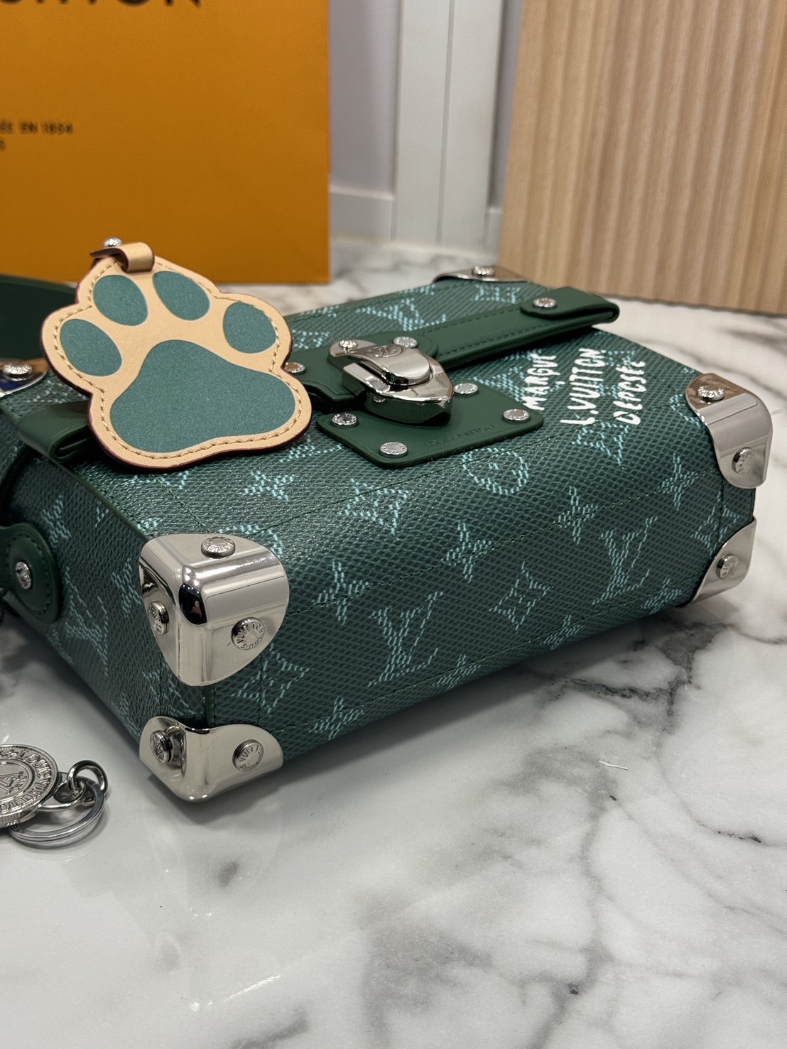 LV Soul Trunk Monogram Heritage Canvas Bag กระเป๋าสะพายทรงกล่องสีเขียวสดใส รุ่นใหม่สุดไอคอนิก มาพร้อมชาร์มห้อยรูปอุ้งเท้าน้องหมาน่ารักโดดเด่นน่ารักมากๆ สะพายข้างชิคๆ พร้อมตอบรับได้ทุกลุค ทุกสไตล์ไปเลยจ้า