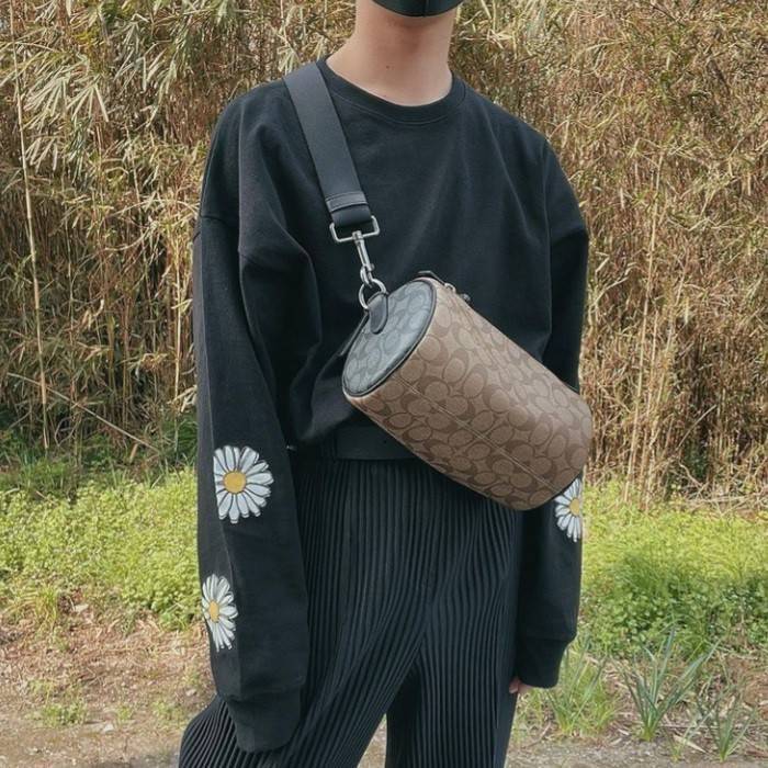 COACH BARREL SIGNATURE CANVAS CROSSBODY (C2957) กระเป๋าสะพาย ทรงเก๋ ขนาดกำลังดี ที่บอกได้คำเดียวว่า เท่ไม่หยอก!! คือดีย์มาก!!// วัสดุแคนวาส ผสมหนังแท้ ลาย SIGNATURE รูปทรงกระบอก// เปิด-ปิด ด้วยซิบ ด้านในโล่งกว้าง เก็บของได้เยอะ// มาพร้อมสายสะพาย สายสปอร์ต