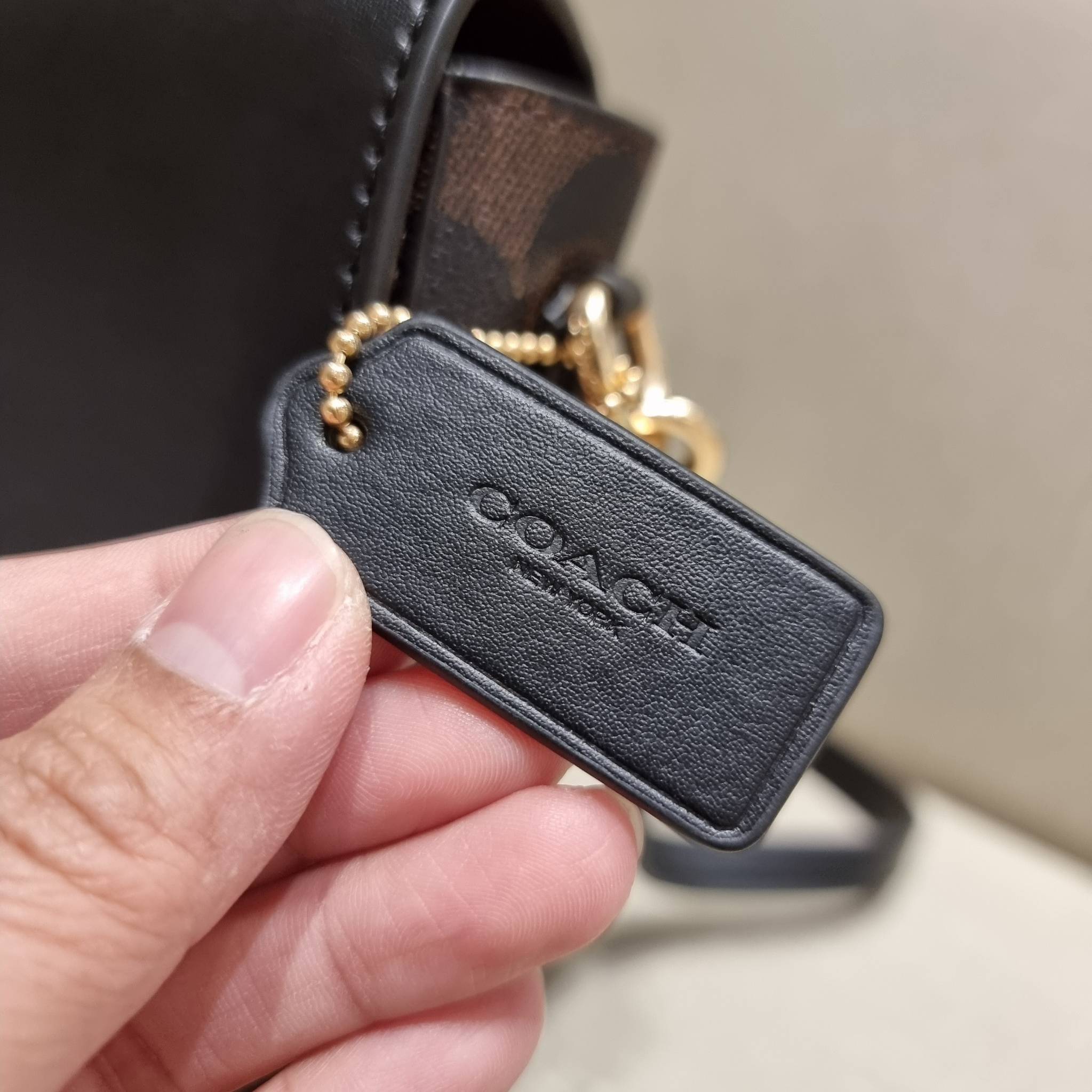 COACH C1765 MARLIE TOP HANDLE SATCHEL IN SIGNATURE CANVAS กระเป๋าถือ/สะพายข้าง มีดีไซน์ยูนีค โดดเด่น ตกแต่งโลโก้ด้านข้างอะไหล่ทอง สวยคลาสสิคด้วยวัสดุแคนวาสสลับหนังแท้ เปิด-ปิดด้วยตัวล็อคแน่นหนา ภายในเป็นช่องโล่ง ใส่ของได้ครบครัน มาพร้อมหูจับในตัวและสายสะพ