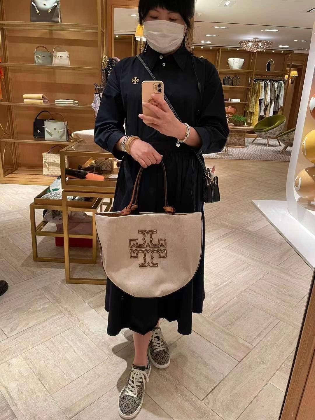 Tory Burch Small Canvas Round Tote กระเป๋าถือหรือสะพายไหล่ วัสดุผ้าcanvas รูปทรงโค้งมน ด้านในโล่ง มี1ช่องซิปและ1ช่องเล็ก น้ำหนักเบา จุของได้เยอะ มาใหม่ล่าสุดไม่ควรพลาดเลยค่า