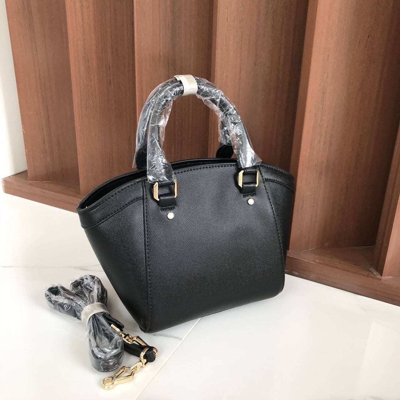 CHARLES & KEITH CITY BAG กระเป๋าถือหรือสะพาย ตั้งอยู่ทรงสวย มีโลหะรองฐาน เปิดปิดด้วยซิปเดียว ภายในมี 2 ช่องเล็กด้านหน้าประดับด้วยกระจกทรงกลม ใช้งานได้จริง ปั้มโลโก้แบรนด์ มาพร้อมสายสะพายยาว ปรับระดับและถอดสายได้ หูพับลงได้ น้ำหนักเบา ต้องมีไว้ครอบครองสักใ