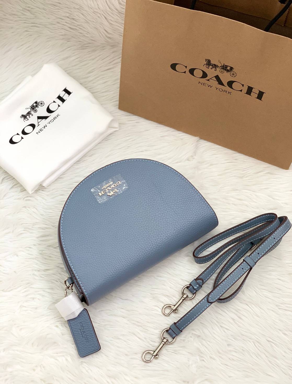 พร้อมส่งที่ไทยครบทั้ง6สีค่ะ 😘 Coach Ellen Crossbody In Signature ((C1432)) กระเป๋าทรงฮาฟมูนรูปทรงคลาสสิก ออกแบบให้มีลักษณะโค้งมน ไม่ดูเป็นทรงแข็งจนเกินไป ดีไซน์และสีของกระเป๋ายังเรียบง่าย เข้าได้กับทุกชุด สะพายครอสบอดี้ร์//สะพายข้าง หรือถือแบบคลัท