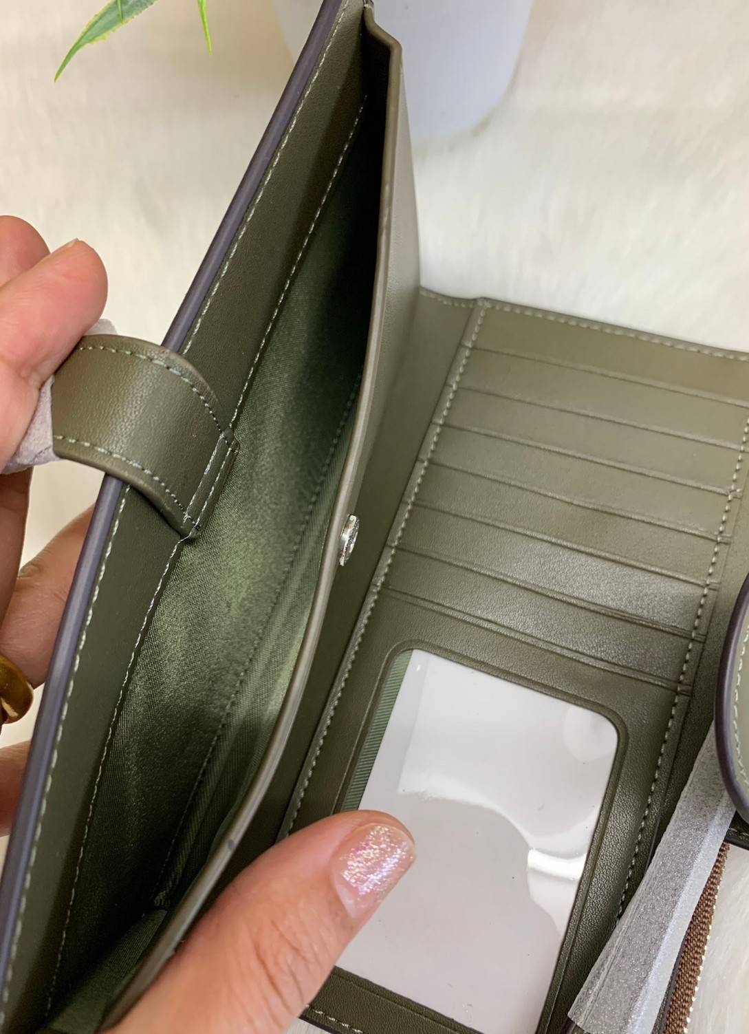 พร้อมส่งครบ 5 สี กระเป๋าสตางค์ที่สาวๆต้องมีติดตัวค่าา😘 COACH TECH WALLET IN COLORBLOCK SIGNATURE ((C2874)) ✔️กระเป๋าเงินใบยาว หนังแท้ พร้อมสายคล้องมือในตัวค่ะ ✔️เปิดปิดด้านหน้าแบบฝากระดุม ภายในมีช่องใส่ธนบัตร2ช่อง ;สามารถใส่มือถือ ip