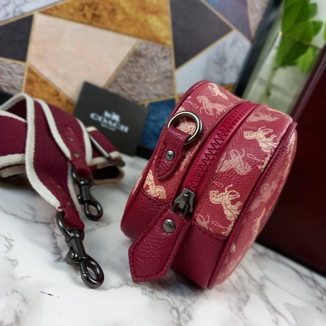 COACH Camera Bag 26, rainbow-red pattern COACH Camera Bag 16 With Horse And Carriage Print and Heart OXBLOOD (F79369 F88264) 🍁น่าใช้มากมาย รุ่นนี้มาพร้อมสายสปอร์ตใหญ่ ถอดเก็บได้ ปรับระดับได้ หนาแน่น ทนทาน จุของได้เยอะพอสมควร //วัสดุแคนวาส